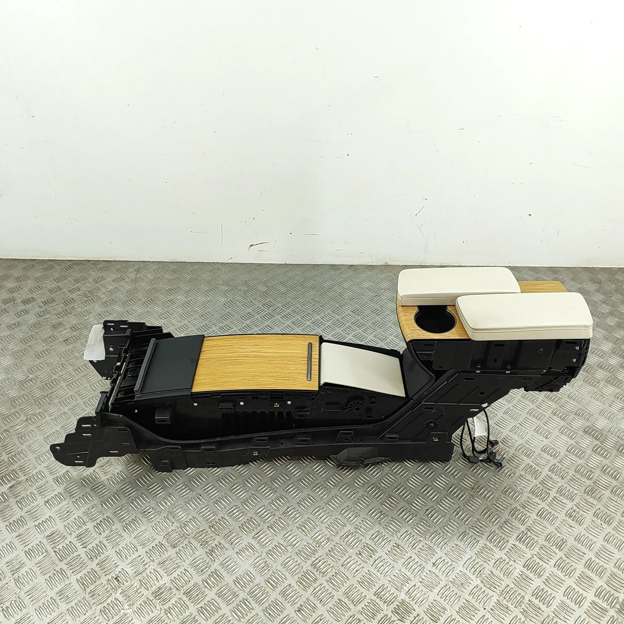 Tesla Model X center console 1026730-00-E, 1048804-00-A Center Console TESLA...