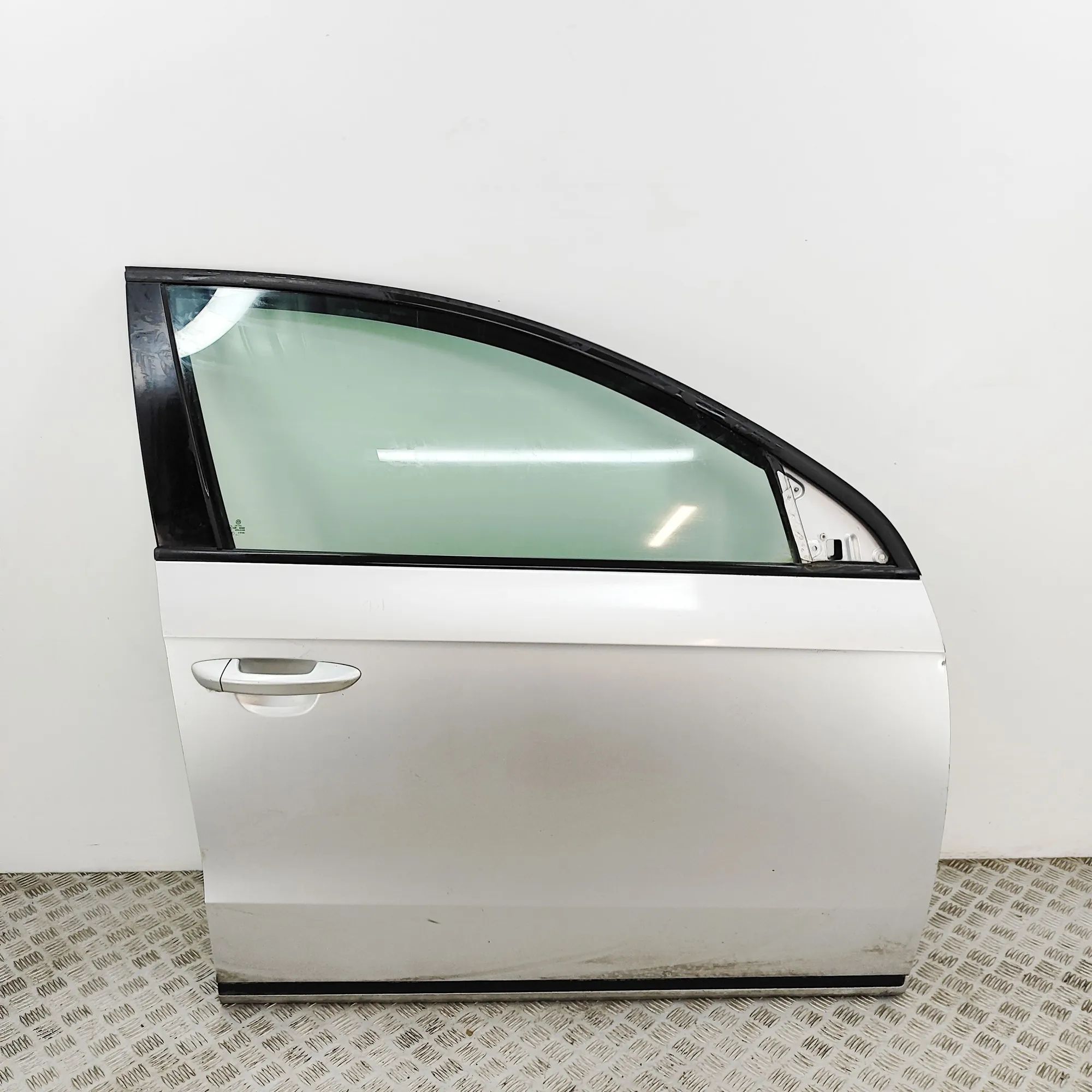 Volkswagen Passat (B7) Front Right Door 3AA831056 Front Right Door VW PASSAT (B7 362) (...