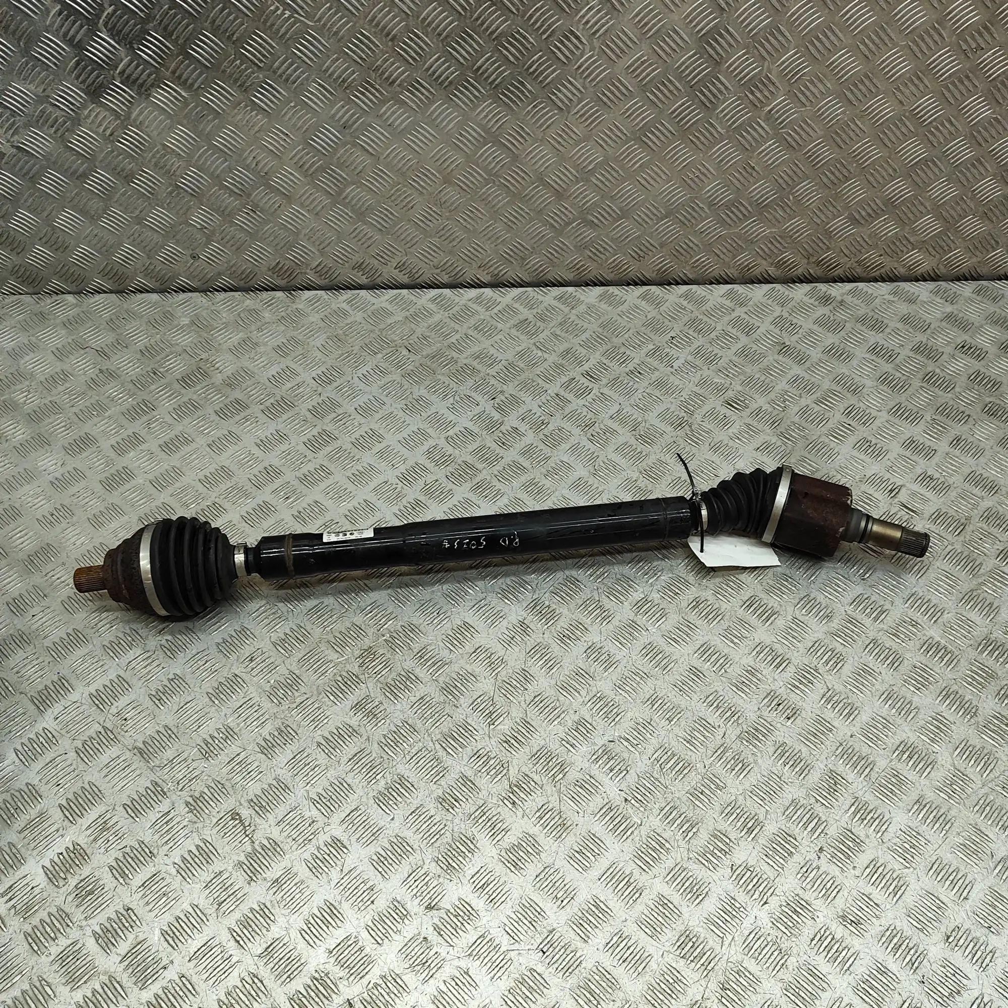 Volkswagen Passat (B8) Front Right Driveshaft 3Q0407272BK Front Right Driveshaft VW PASSAT (B...