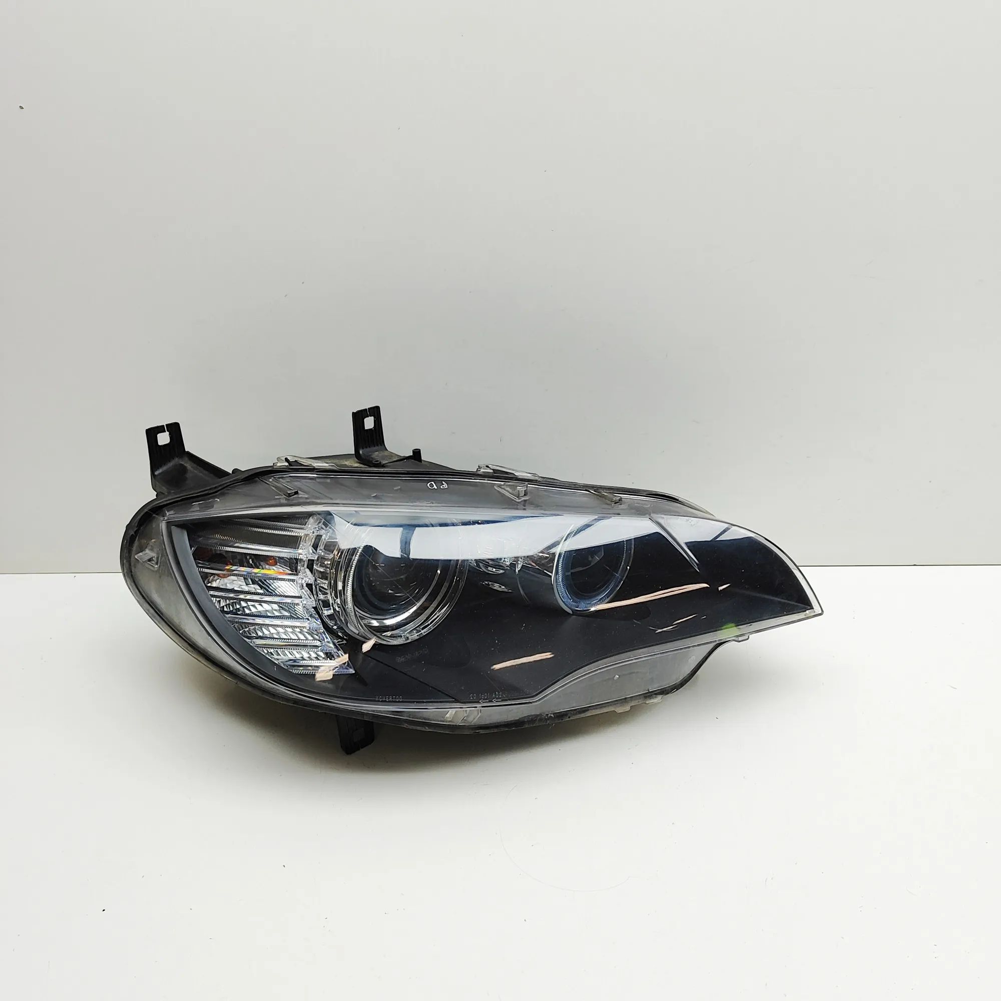 BMW X6 (E71 / E72) Front Right Headlight 5DV009610, 7287012 Front Right Headlight BMW X6...