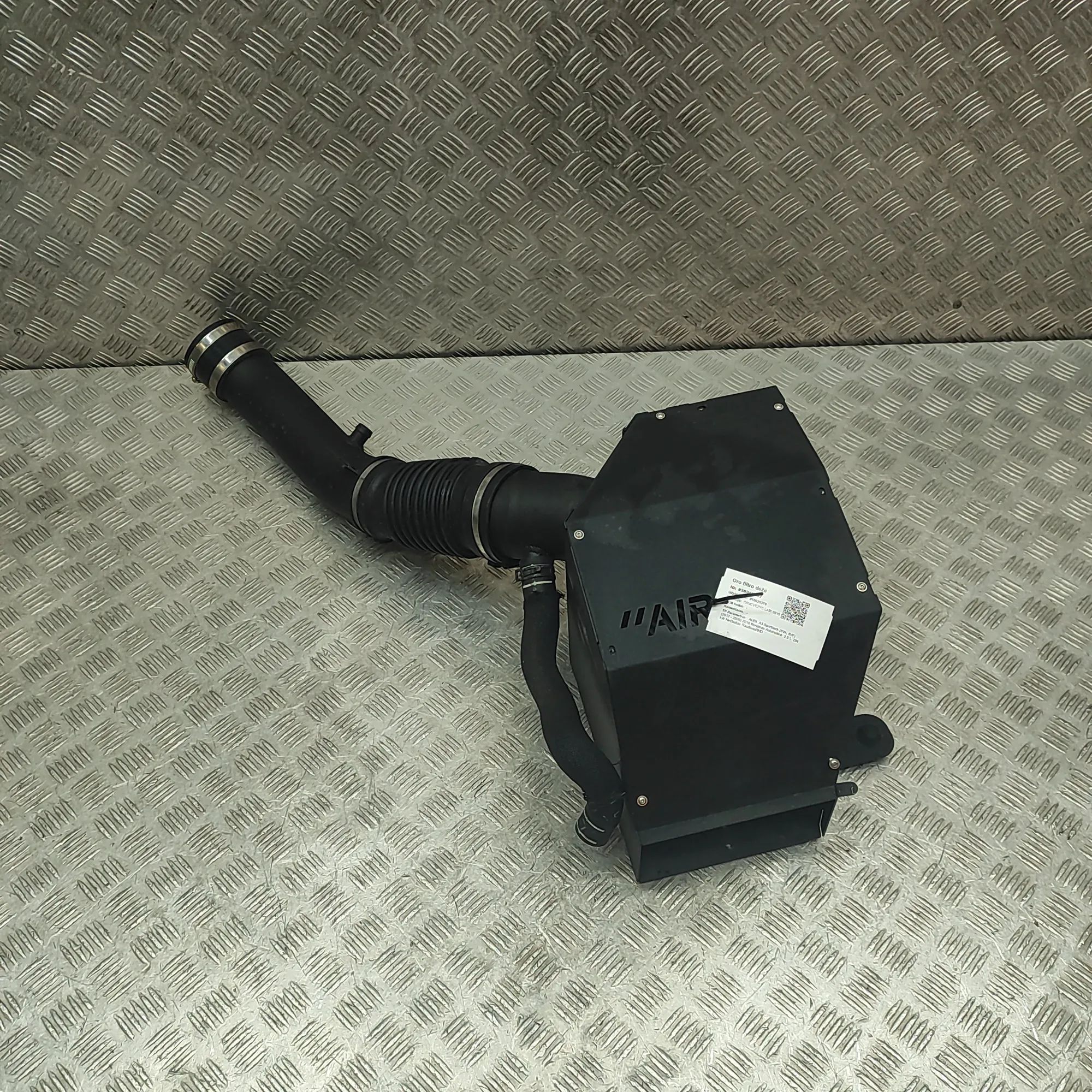 Audi A3 (8V) Ilmanpuhdistin  AIR Air Filter Box AUDI A3 (Sportback 8VA, 8VF)...