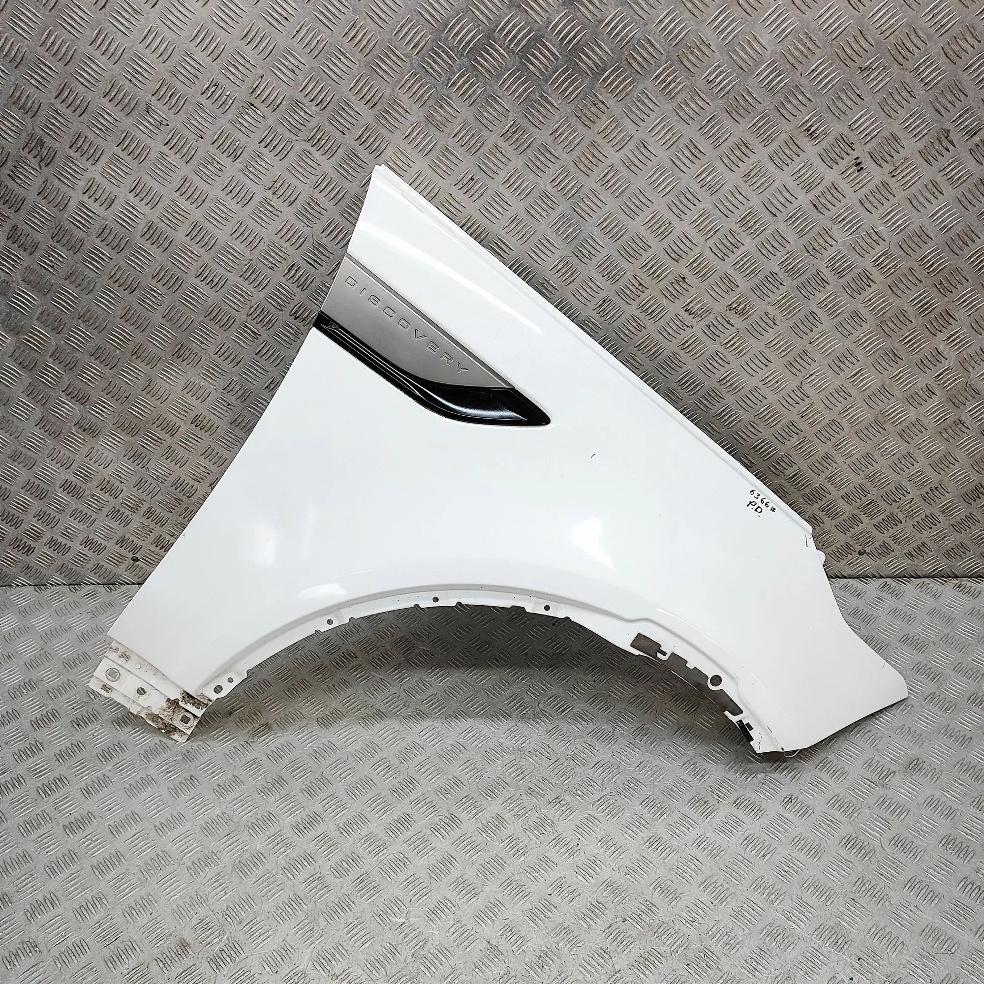 Land Rover Discovery Front Right Fender HY32-16005-AC Front Right Fender LAND ROVER DIS...