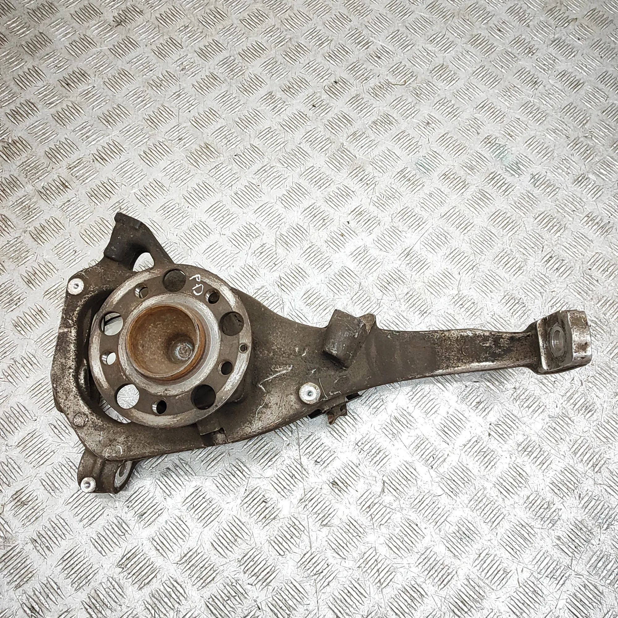 Mercedes-Benz A (W176) Front Right Wheel Hub A2054600, A2053325200 Front Right Wheel Hub MER...