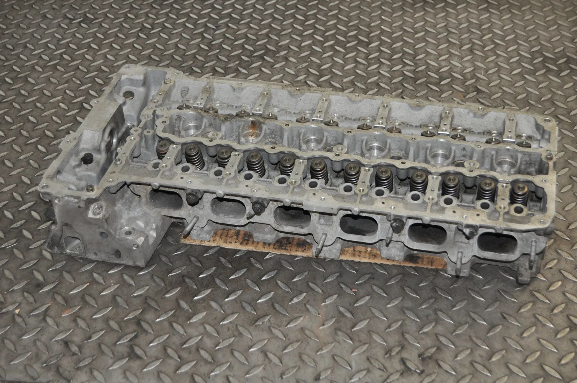BMW 3 (E90 / E91 / E92 / E93) Engine Cylinder Head 7588247 Engine Cylinder Head BMW 3 SERIES (Coup...