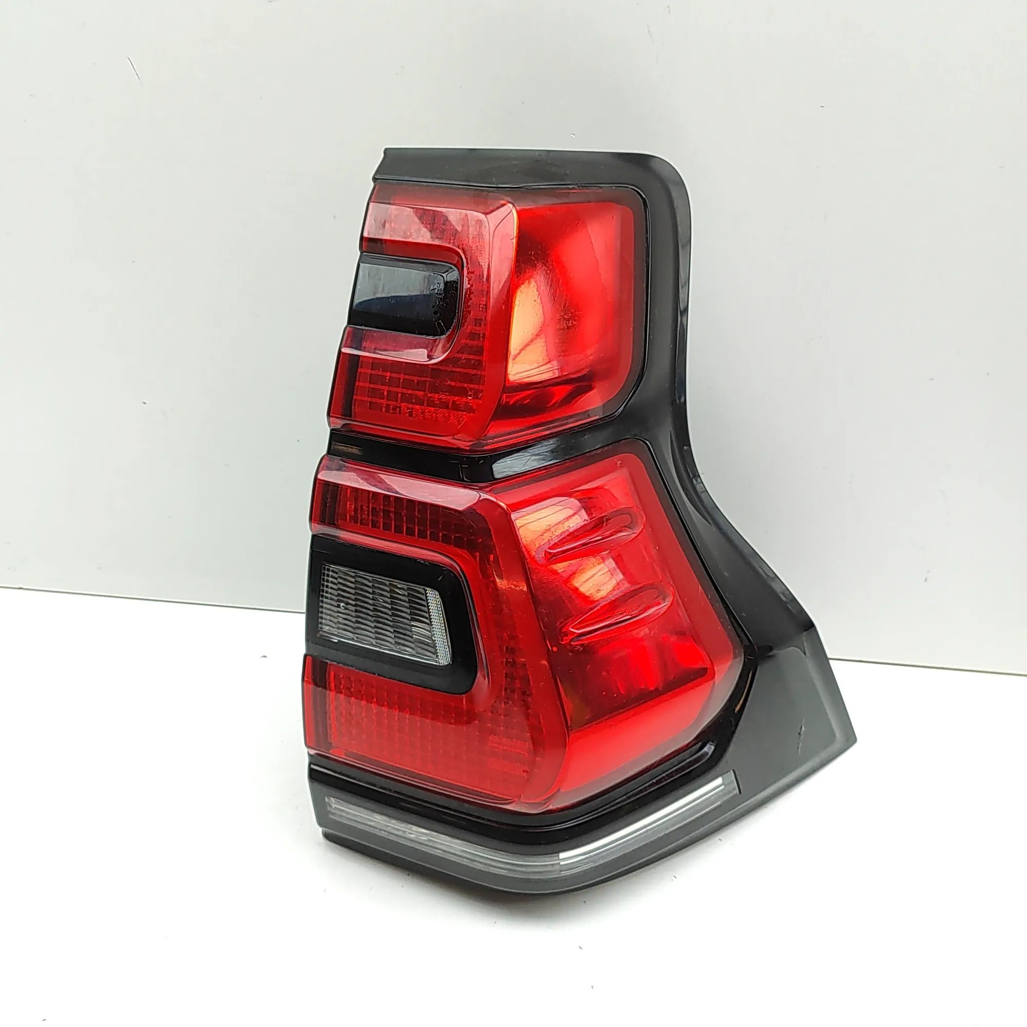 Toyota Land Cruiser 150 Rear Right Tail Light 81551-60C30 Rear Right Tail Light TOYOTA LAND C...