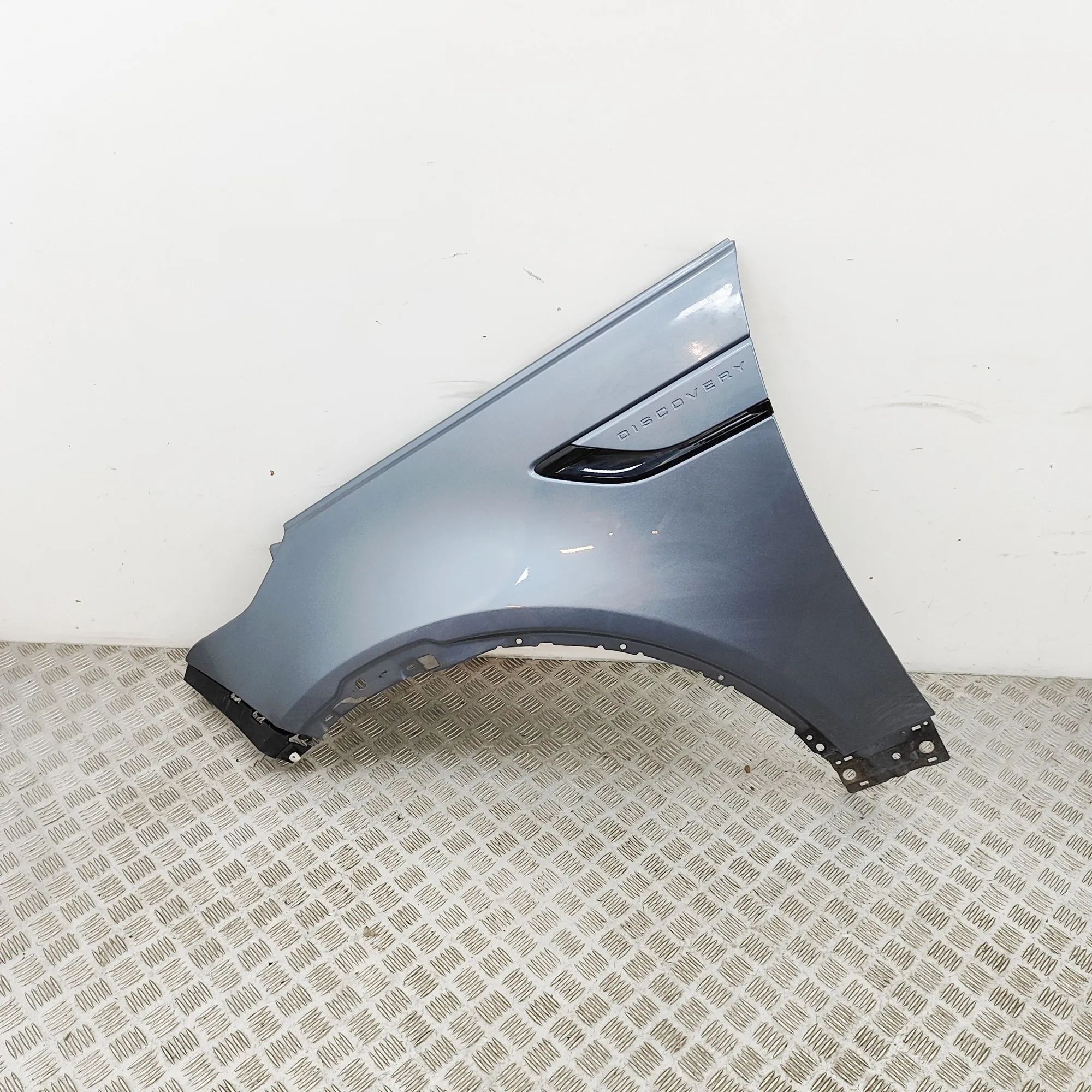 Land Rover Discovery Front Left Fender HY32-16006-AC Front Left Fender LAND ROVER DISC...