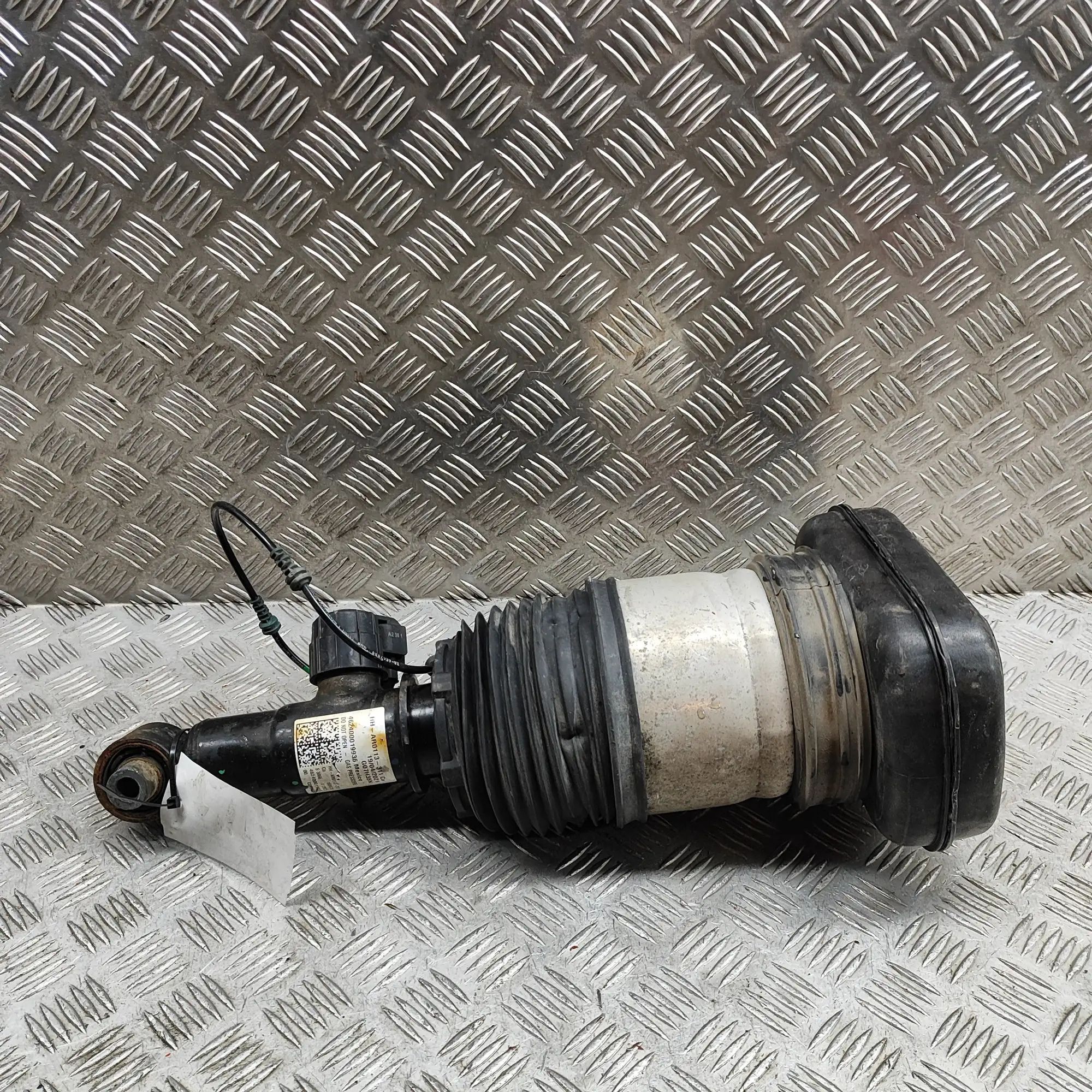 BMW X5 (G05) Rear Left Air Shock Absorber 6869047 Rear Left Air Shock Absorber BMW X5 (G0...