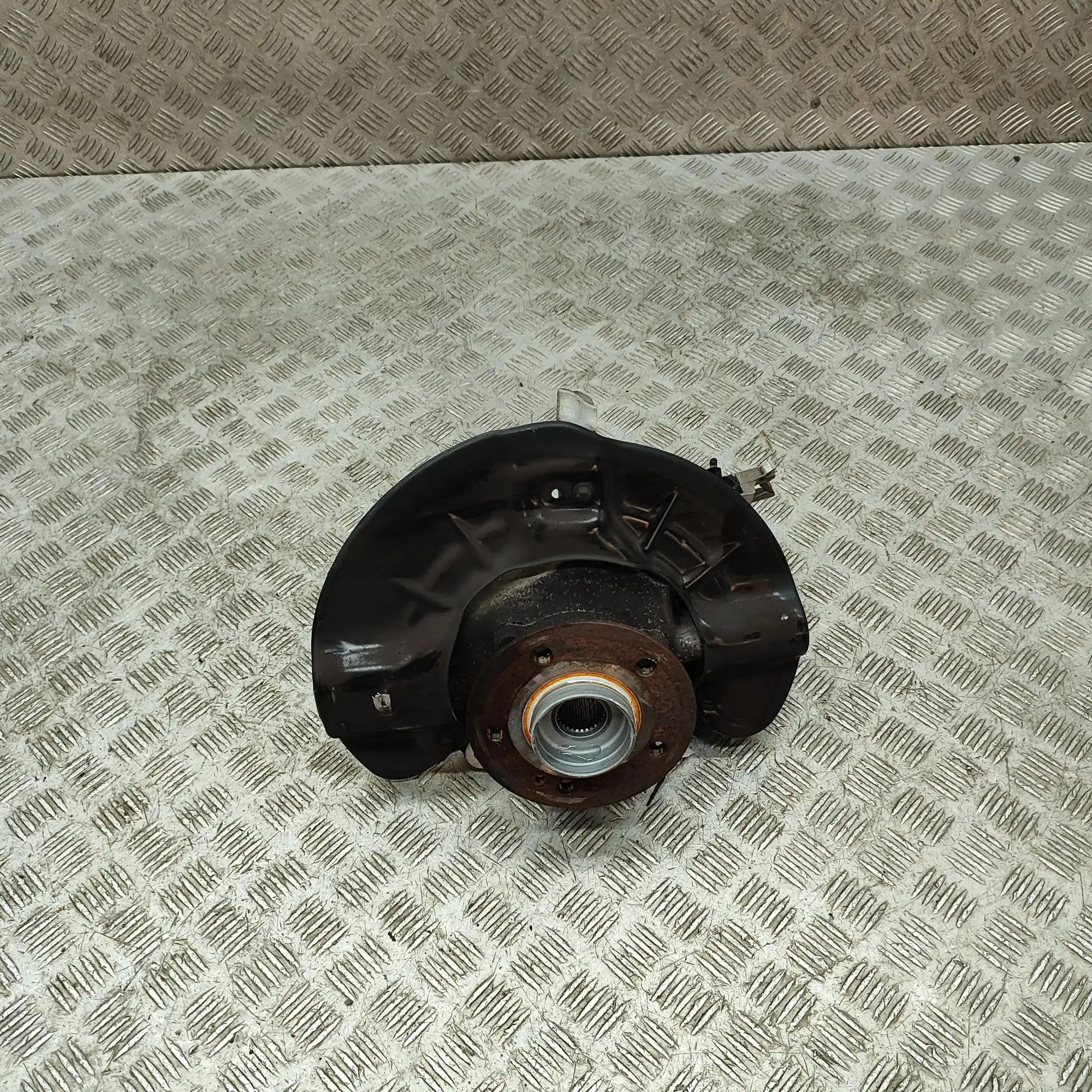 Mercedes-Benz CLA (C118) Front Right Wheel Hub A2473320200, A1185840200 Front Right Wheel Hub ...