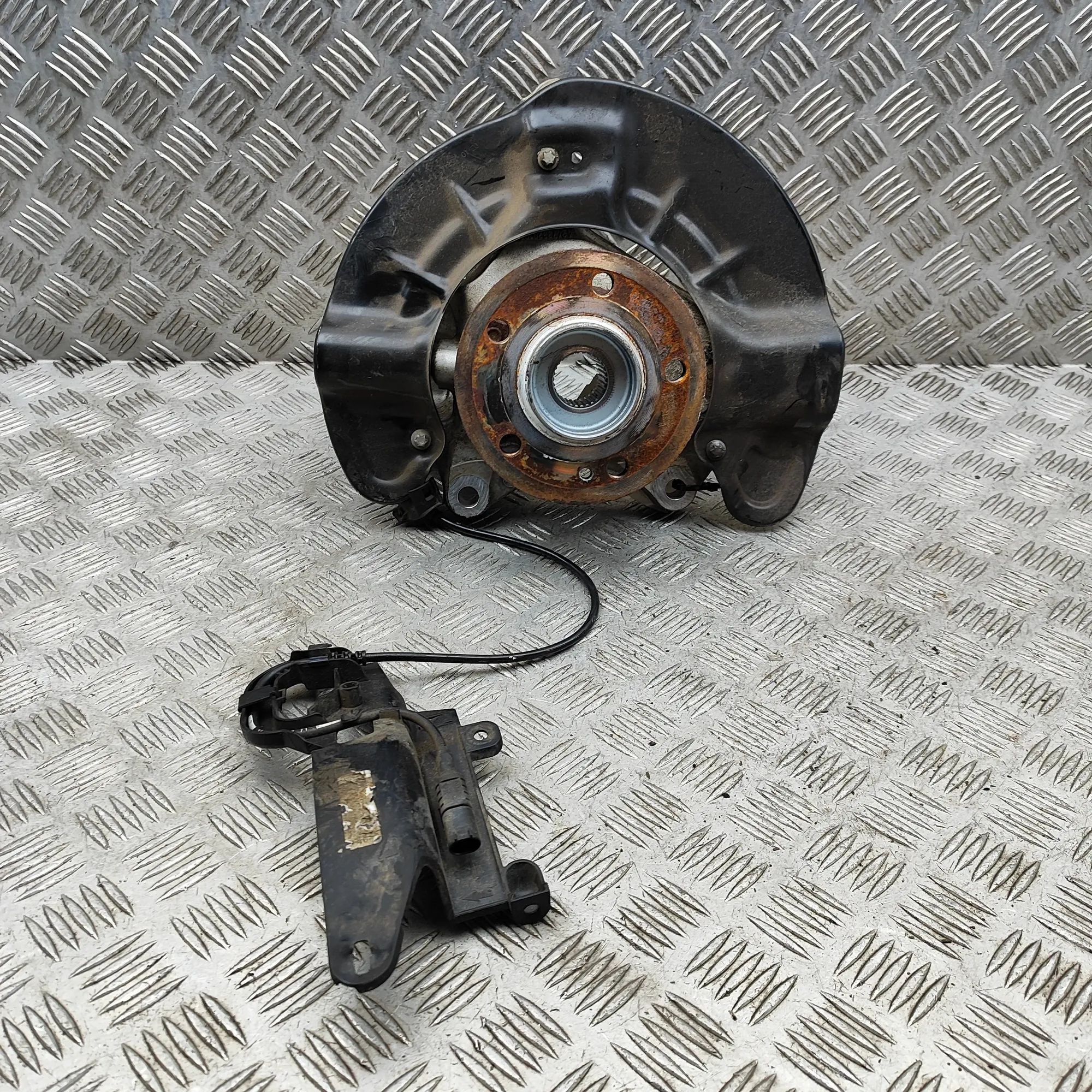Mercedes-Benz GLA / EQA (H247) Front Left Wheel Hub A2473320100 Front Left Wheel Hub MERCEDES-BENZ ...