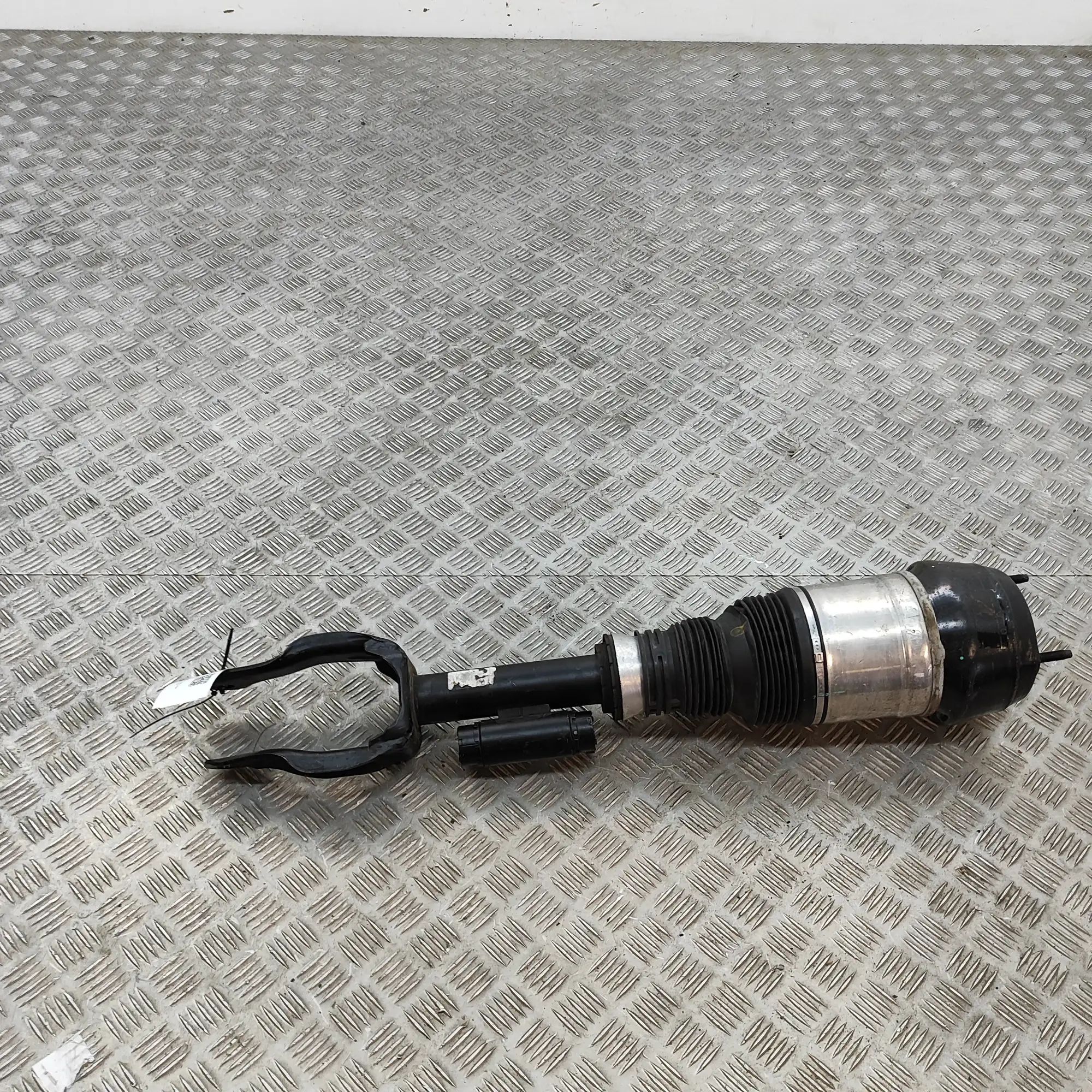 Mercedes-Benz ML / GLE (W166) Front Left Shock Absorber A2923201300 Front Left Shock Absorber MERCEDES-...