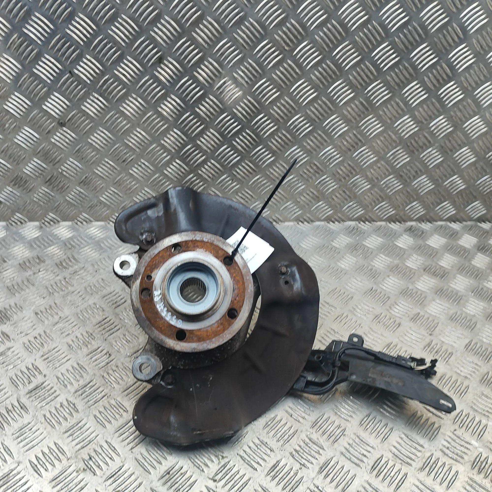 Mercedes-Benz GLA / EQA (H247) Front Left Wheel Hub A2474210120, A2473340500, A2473320100 Front Lef...