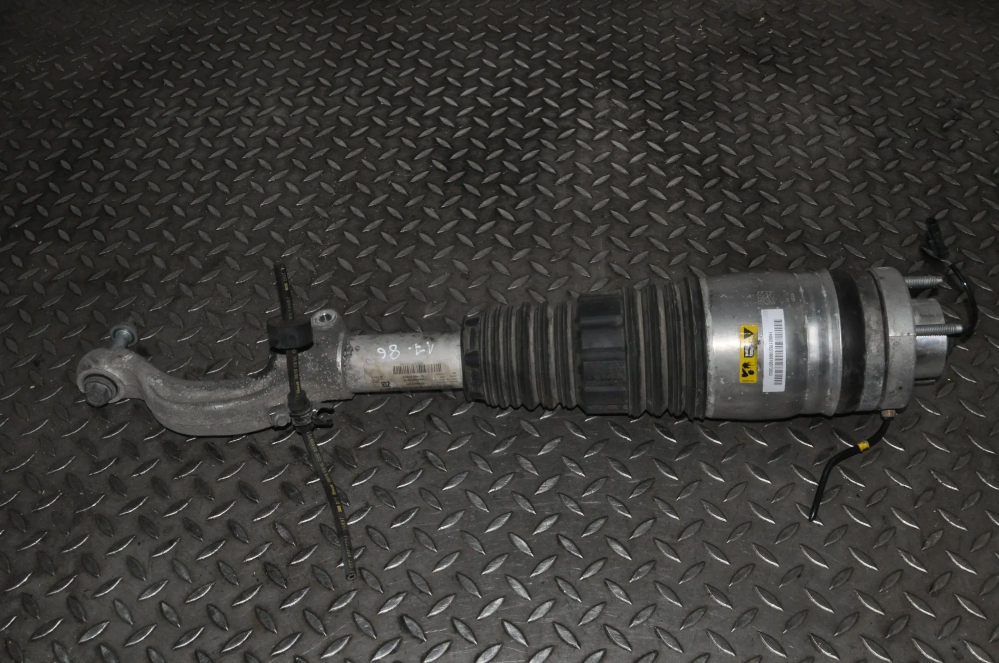 Maserati Levante Front Right Air Shock Absorber 06701007160, 06701062620 Front Right Air Shock ...