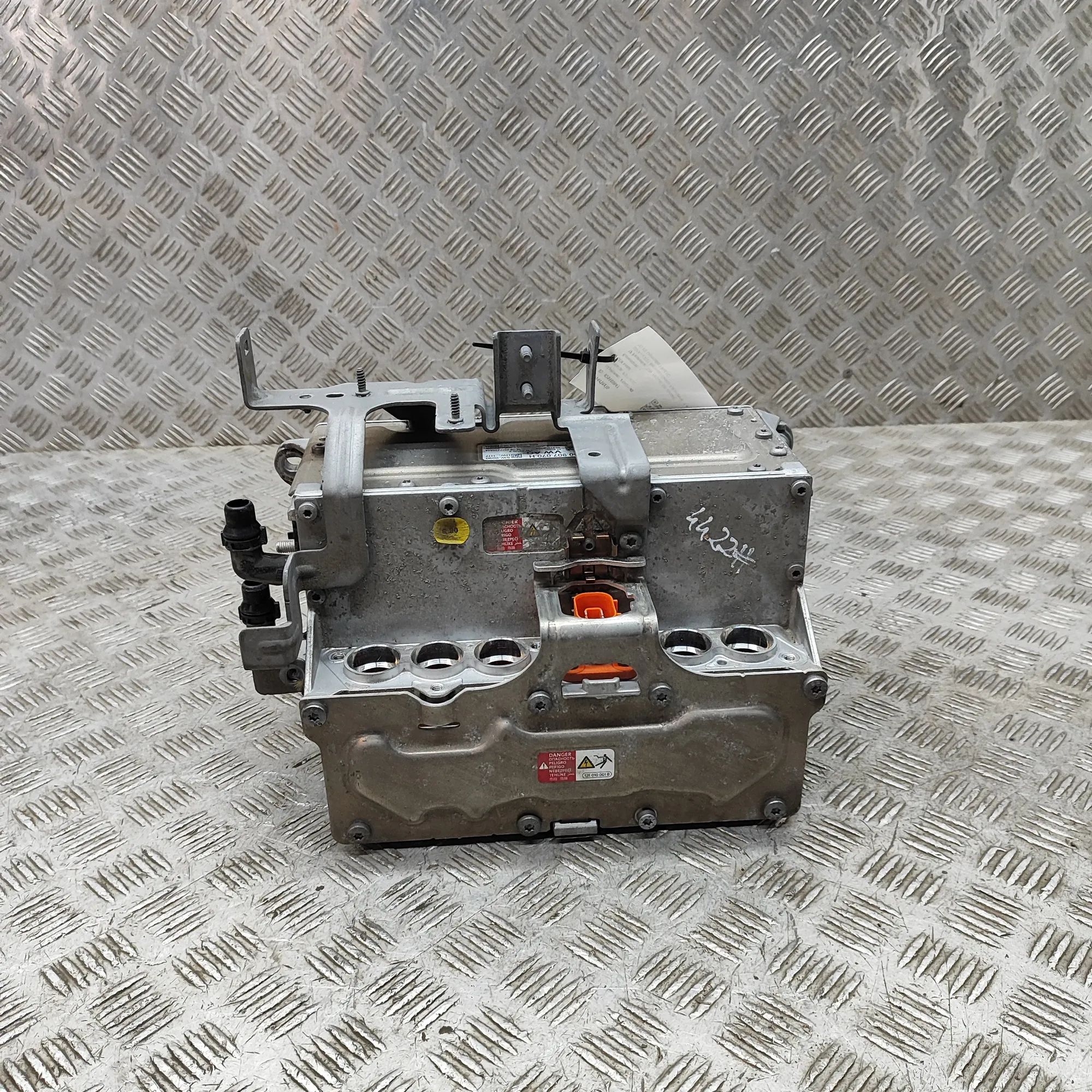 Volkswagen Passat (B8) Voolukonverter 12v-230v 0437508302, 1271016122, 3G0907070H Inverter VW ...
