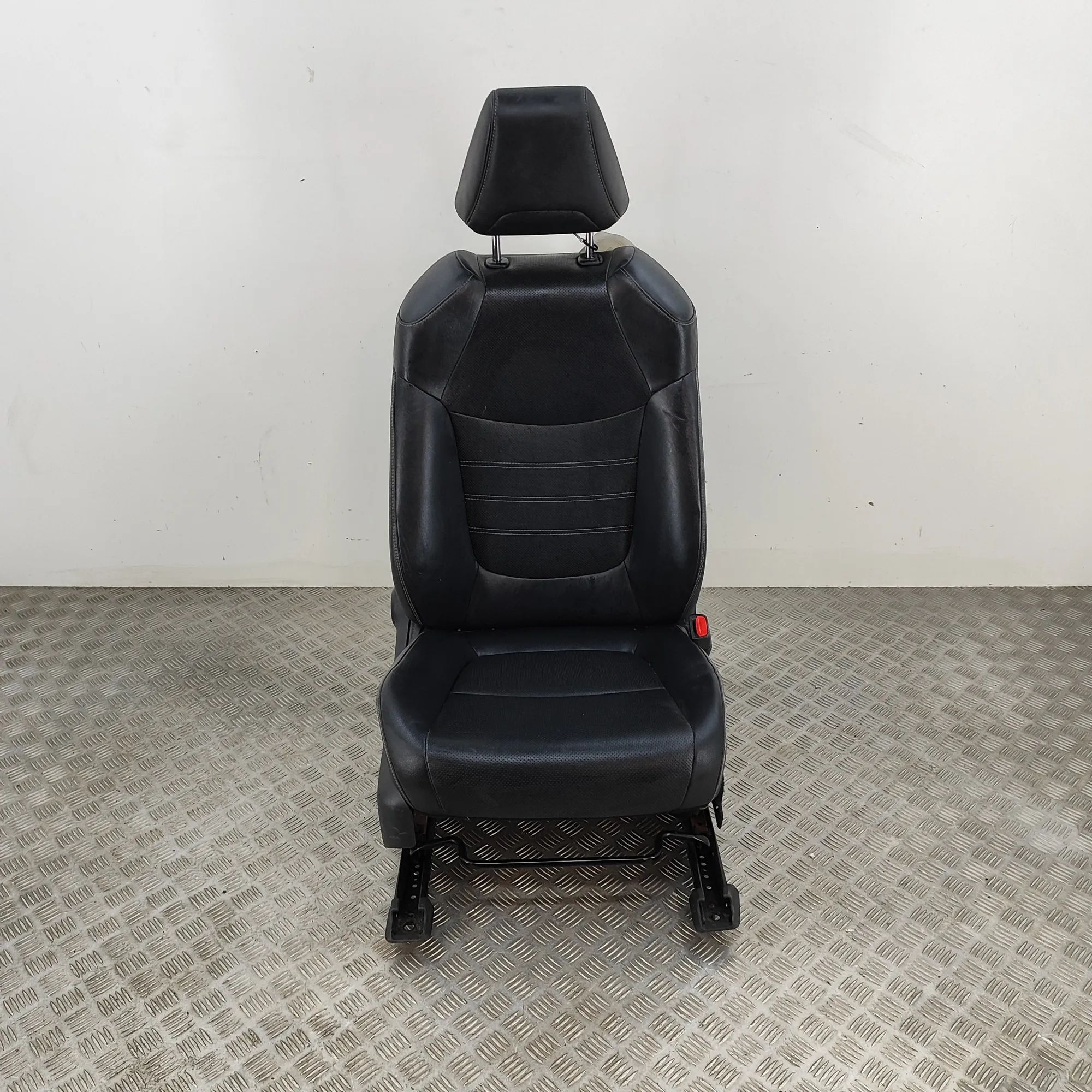 Toyota RAV4 (XA40) Front Right Seat 72010-42330 Front Right Seat TOYOTA RAV (4 V XA...