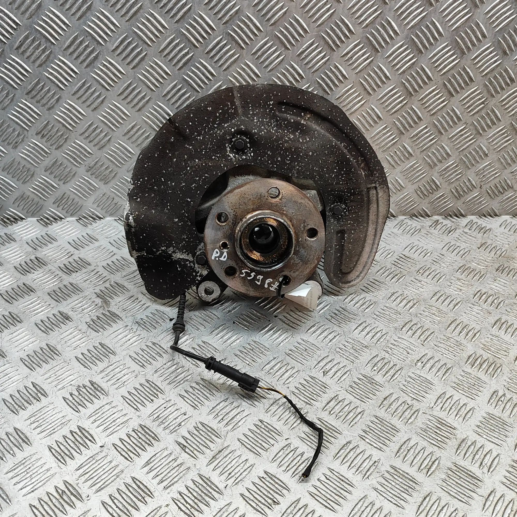 BMW X1 (F48) Front Right Wheel Hub 6874443, 6876852 Front Right Wheel Hub BMW X1 (...