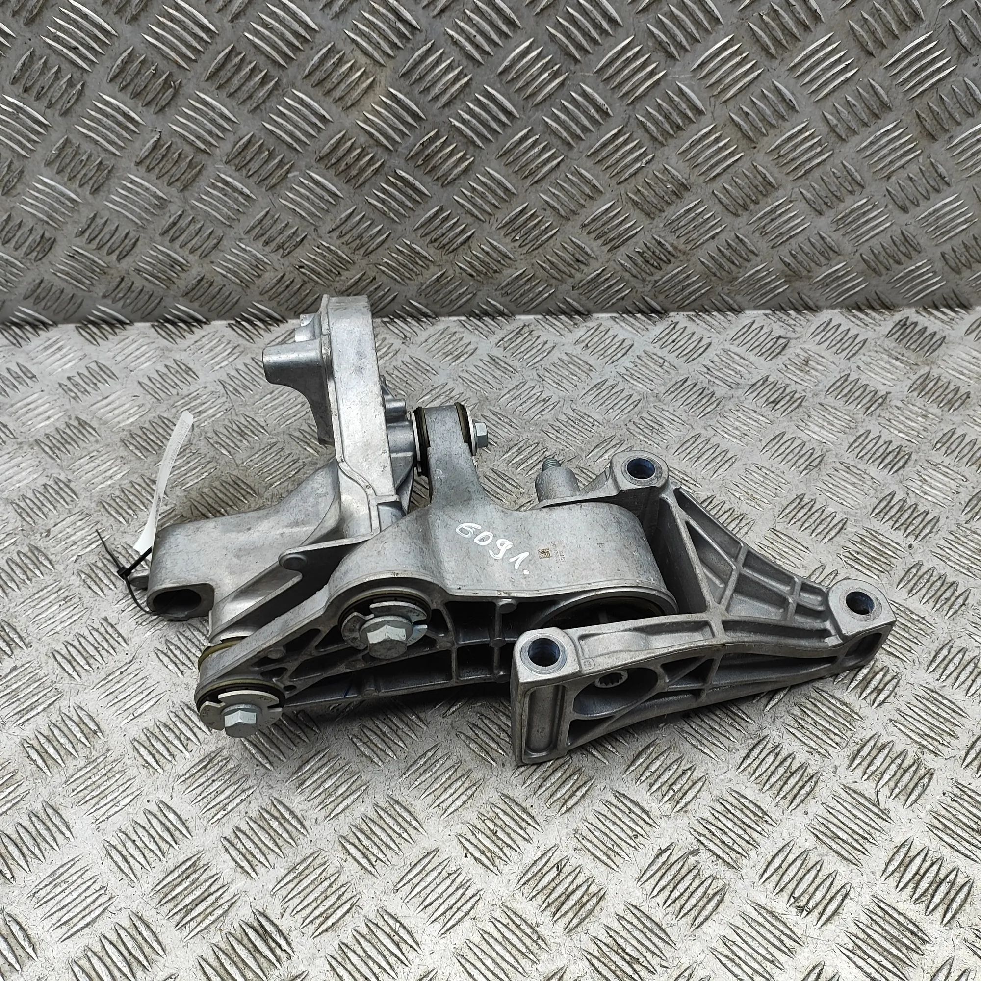 Porsche Macan (XAB) Left Side Engine Bracket