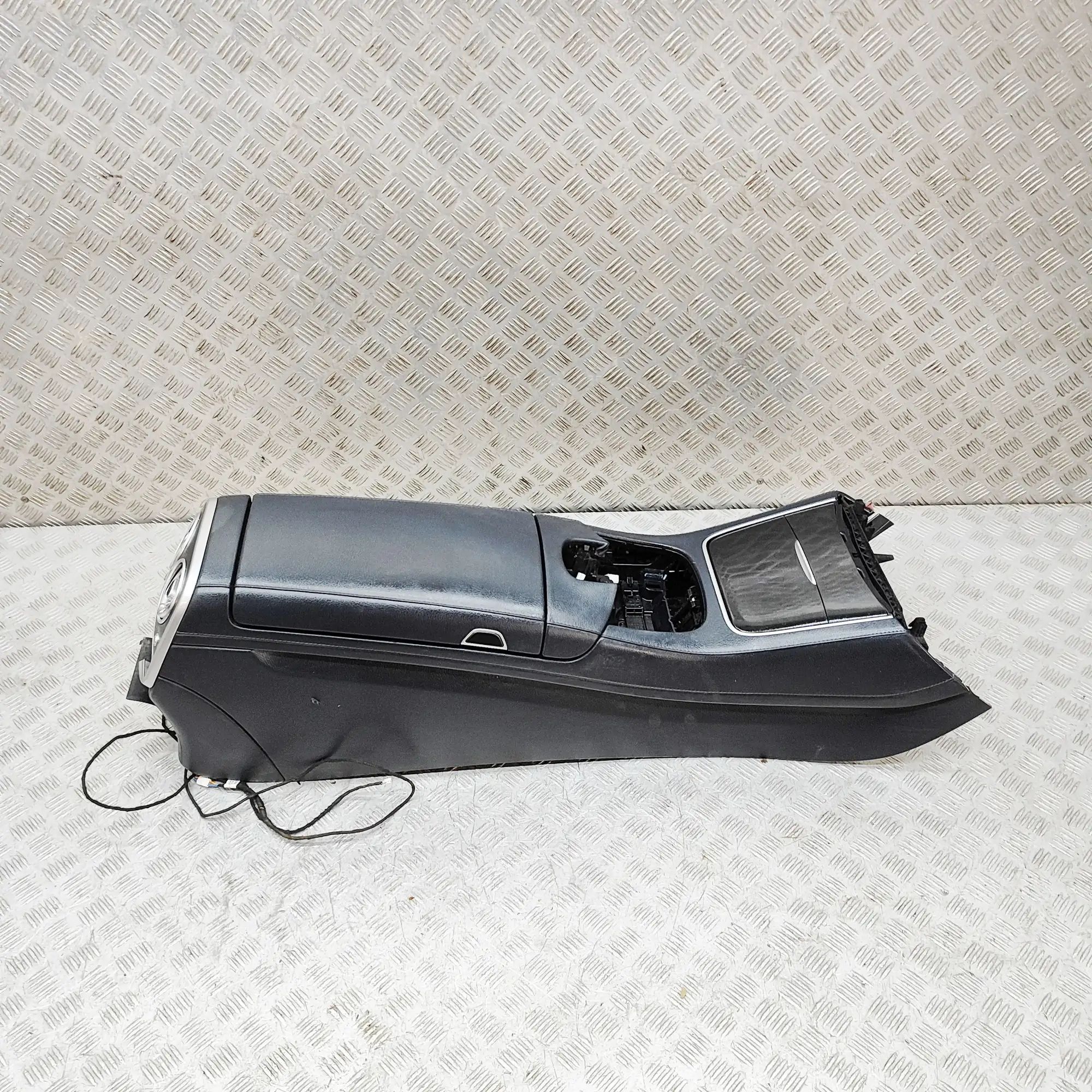 Mercedes-Benz A (W176) center console A2226803504 Center Console MERCEDES-BENZ S-CLAS...