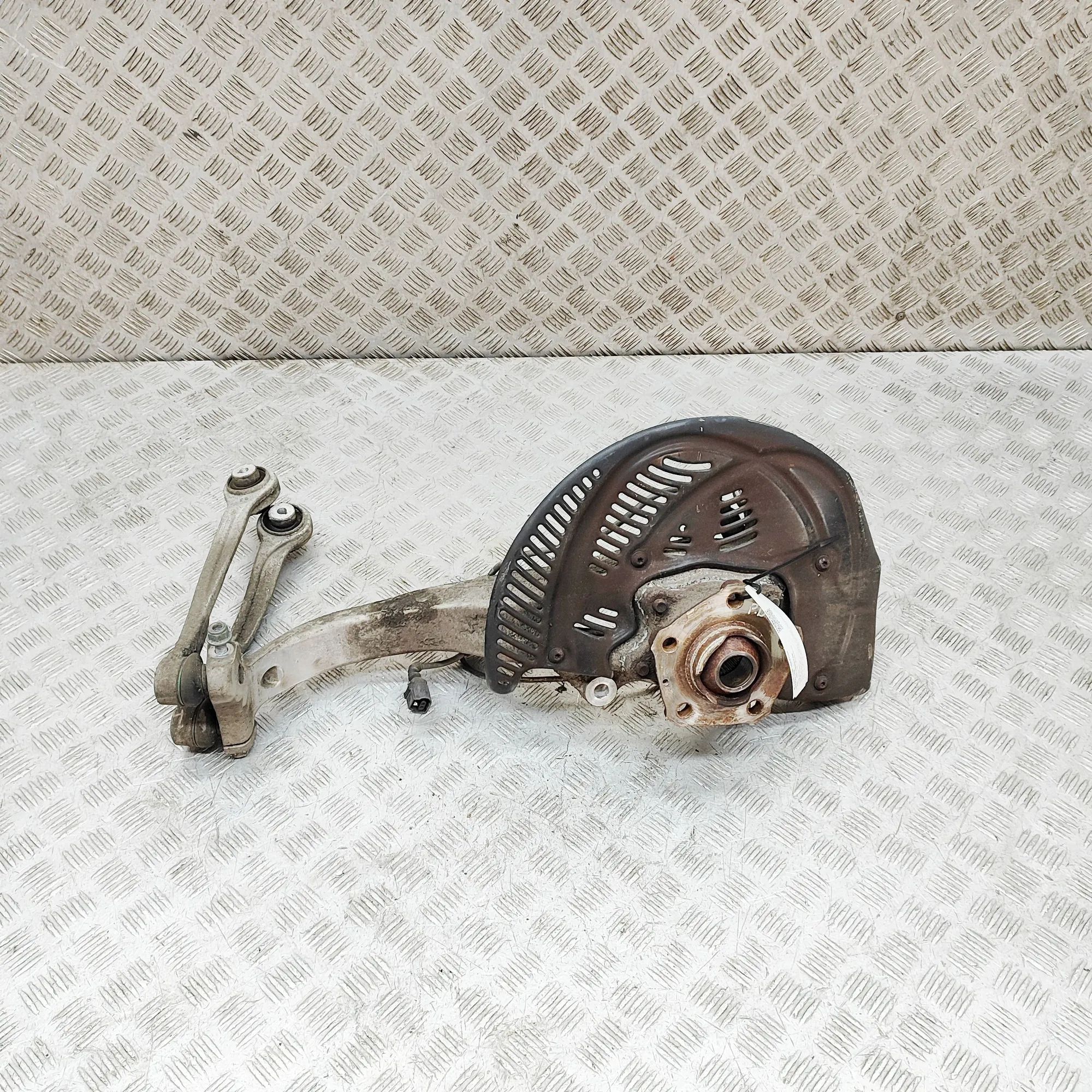 Audi e-tron Front Right Wheel Hub 4M0407506B, 4M0407510B, 4M0407254K Front Right ...