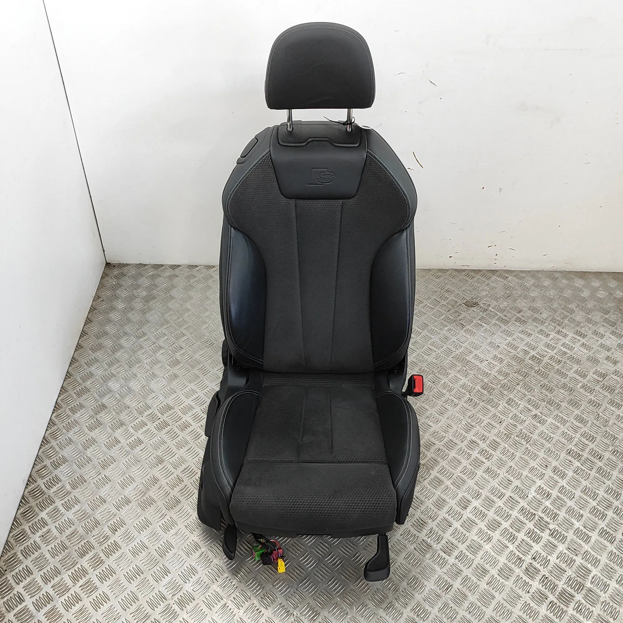 Audi A5 (B9) Front Right Seat 8W0881361C, 8W6881806P, 8W6881106AF Front Right...