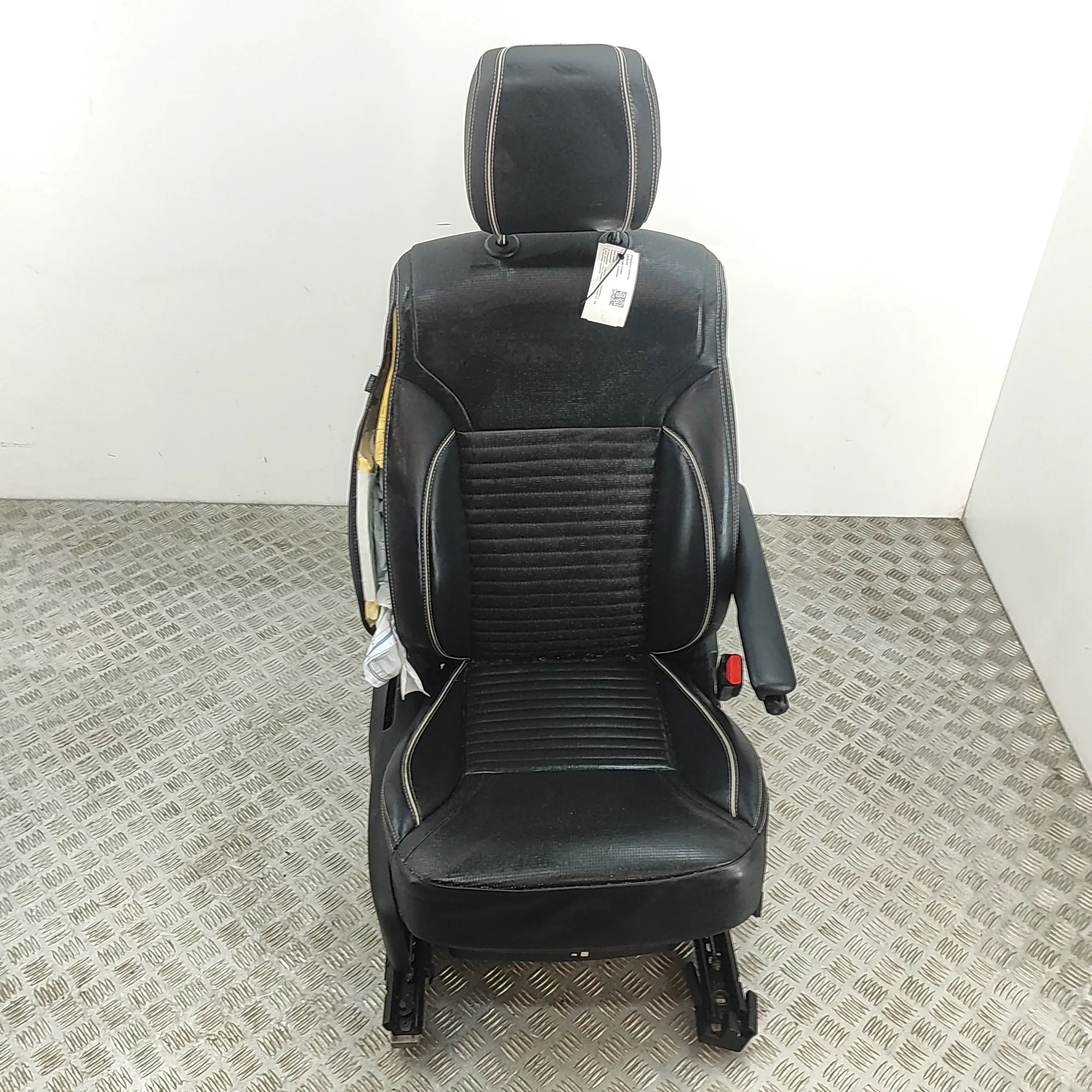Land Rover Discovery Front Right Seat HY32-64416-DB, HY32-62900-DB Front Right Seat L...