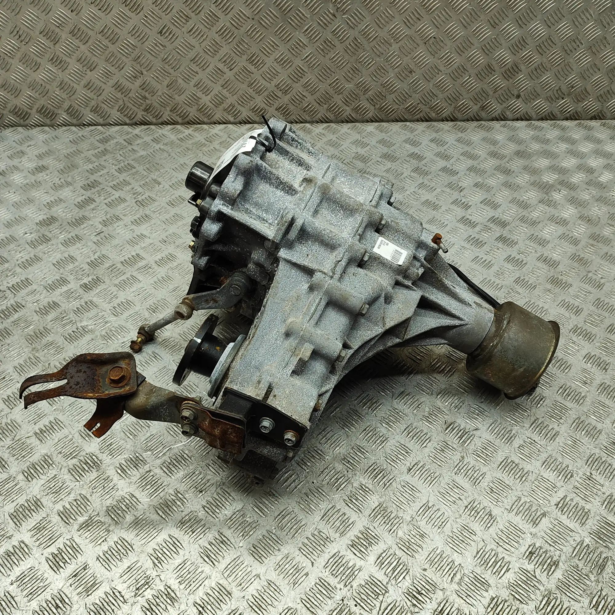 Nissan Navara (D40) Vahekast / nurkreduktor 33102-41G02, 33107-33G11, 33105-33G10 Transfer ...