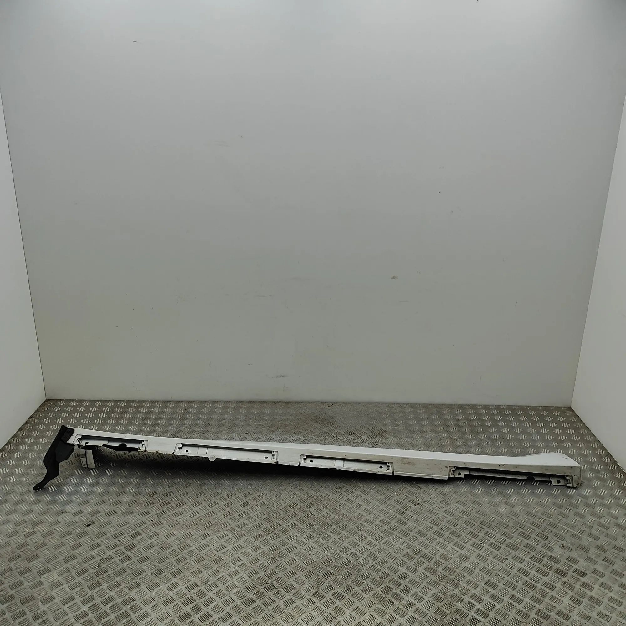 Lexus LS Right Side Plastic Sideskirt Cover