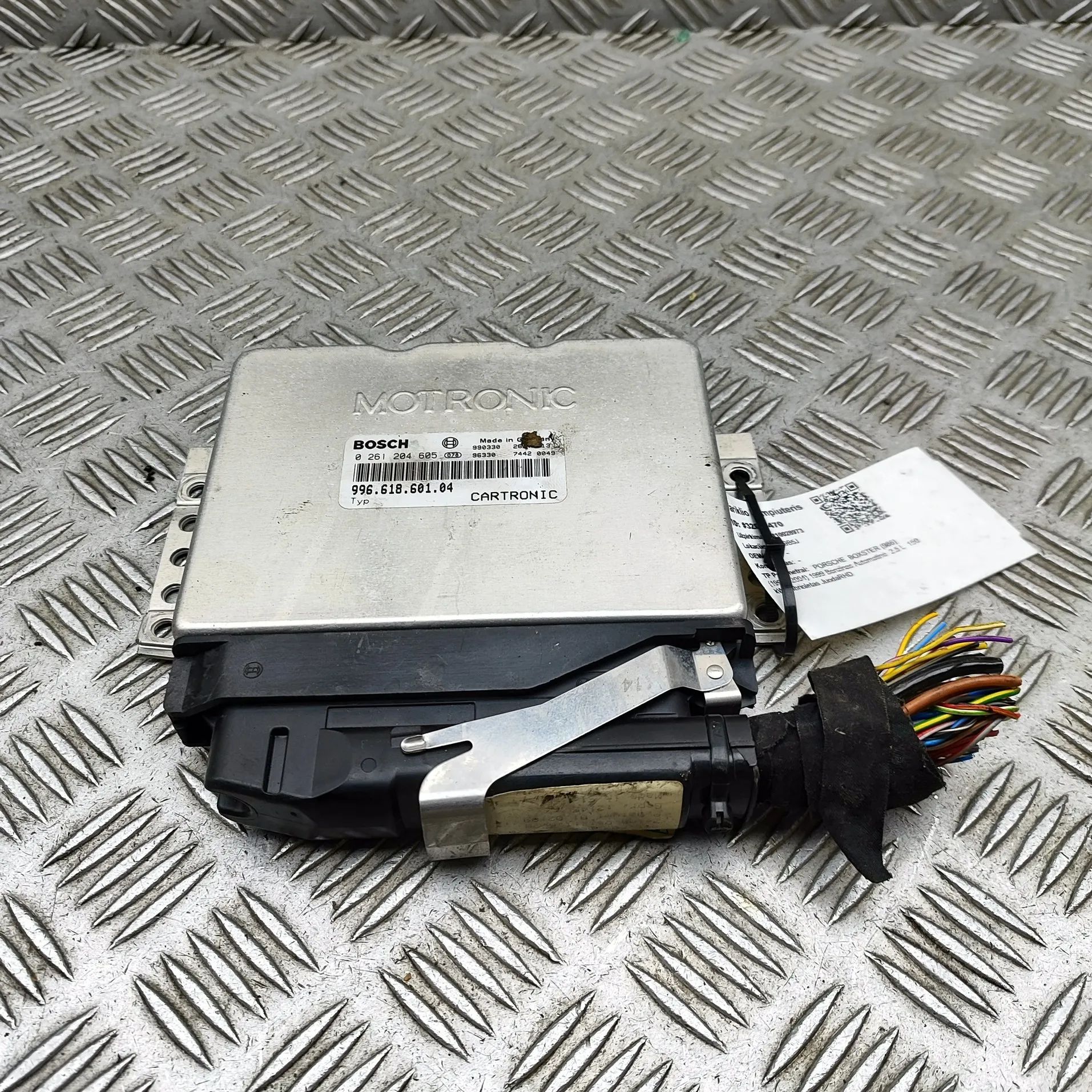Porsche Boxster (986) Engine Control Unit 0261204605, 99661860104 Engine Control Unit POR...