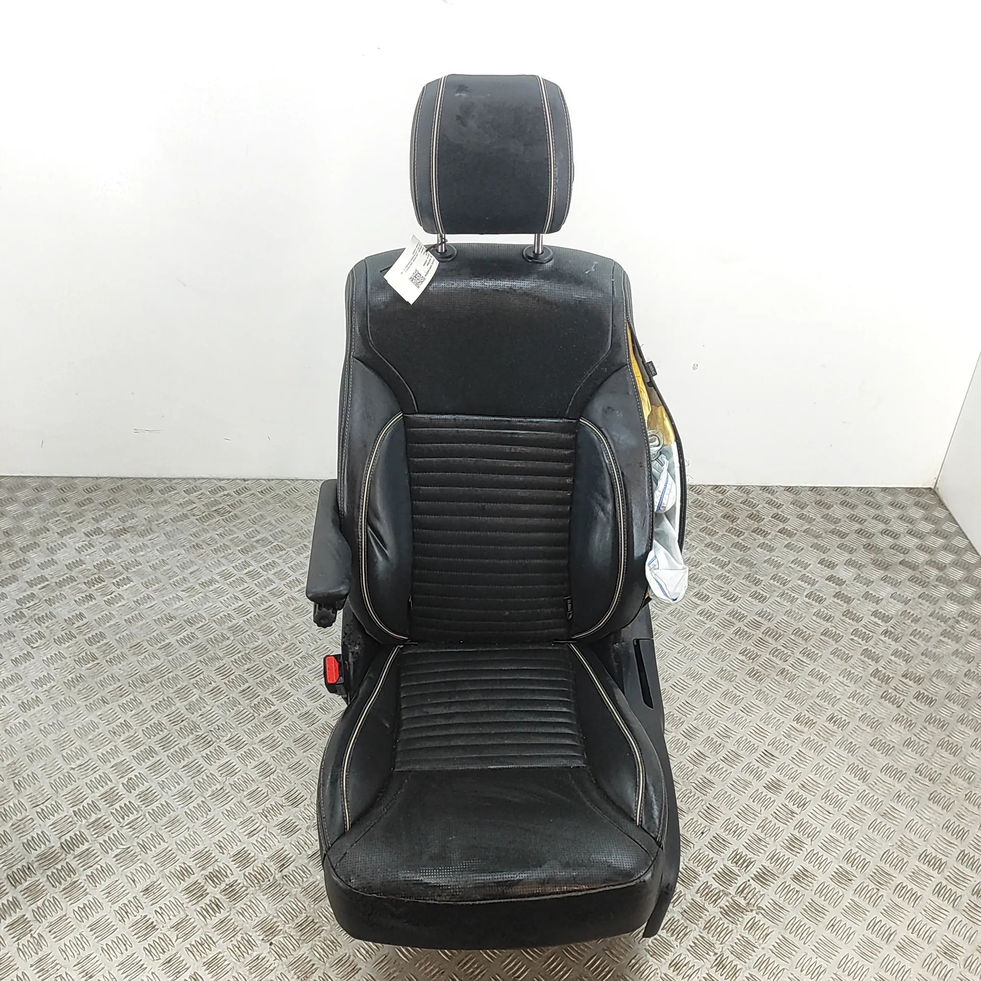 Land Rover Discovery Front Left Seat HY32-62901-DB, HY32-64417-HA Front Left Seat LA...
