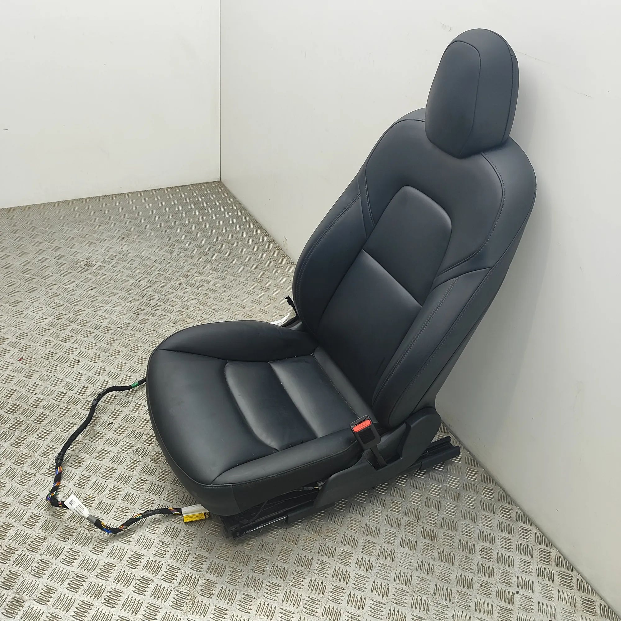 Tesla Model 3 Front Right Seat 7654325-01-D Front Right Seat TESLA MODEL 3 (20...