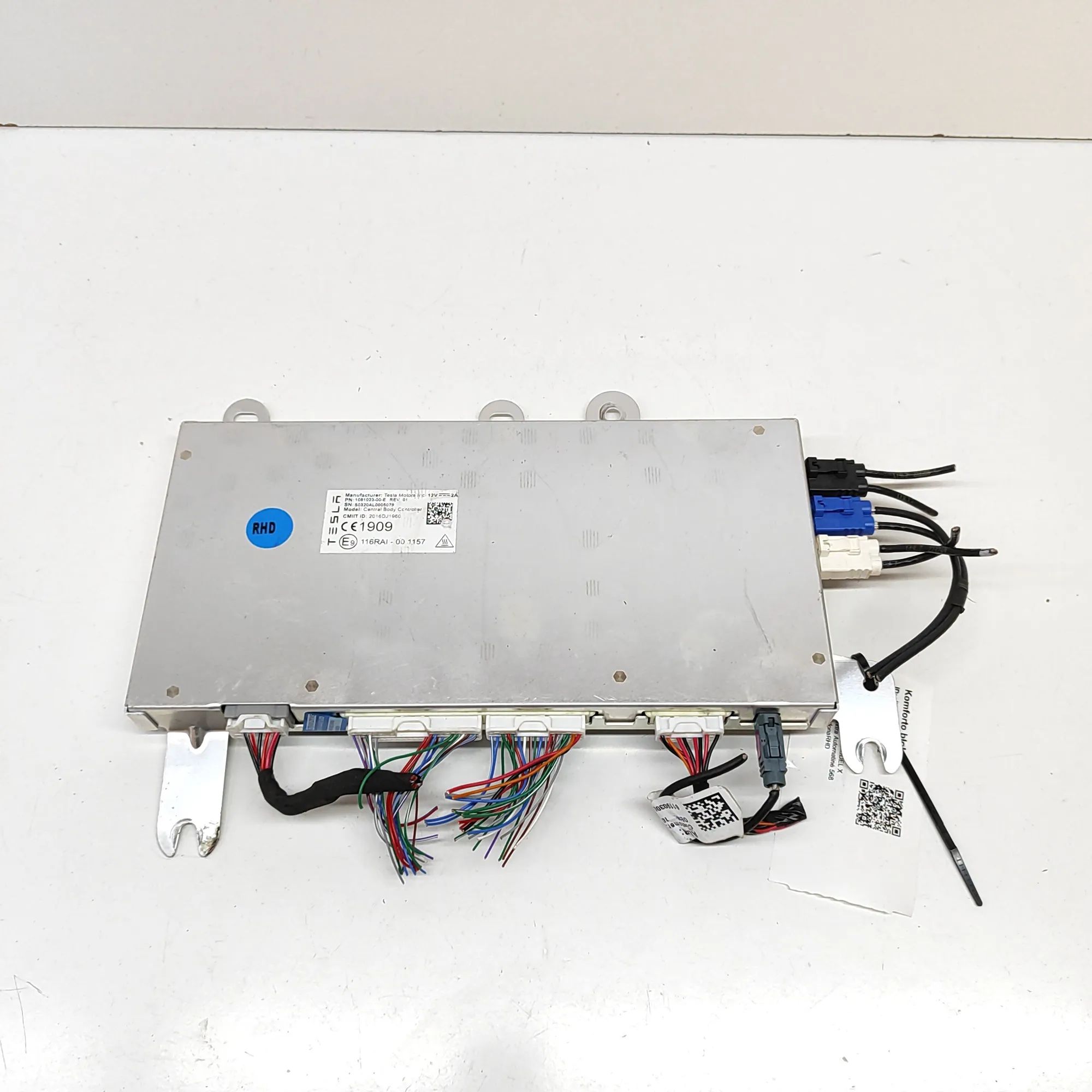 Tesla Model X Comfort Control Unit 1081023-00-E Comfort Control Unit TESLA MODEL X...