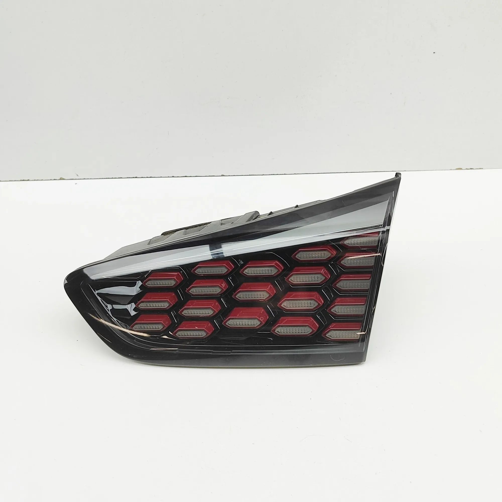 Kia Ceed (CD) Right Side Tailgate Tail Light 92404-J7800 Right Side Tailgate Tail Light KIA ...