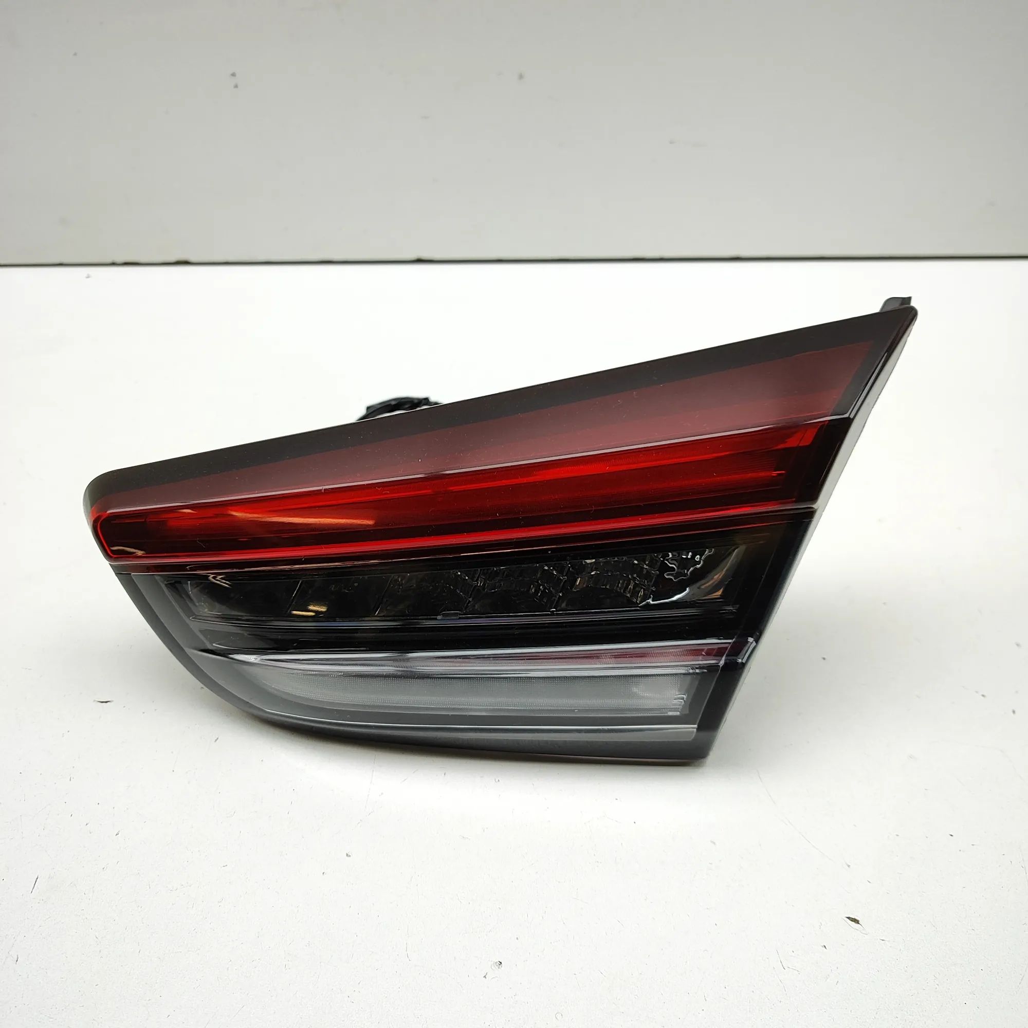 Maserati Ghibli Right Side Tailgate Tail Light 670159697 Right Side Tailgate Tail Light MASERA...
