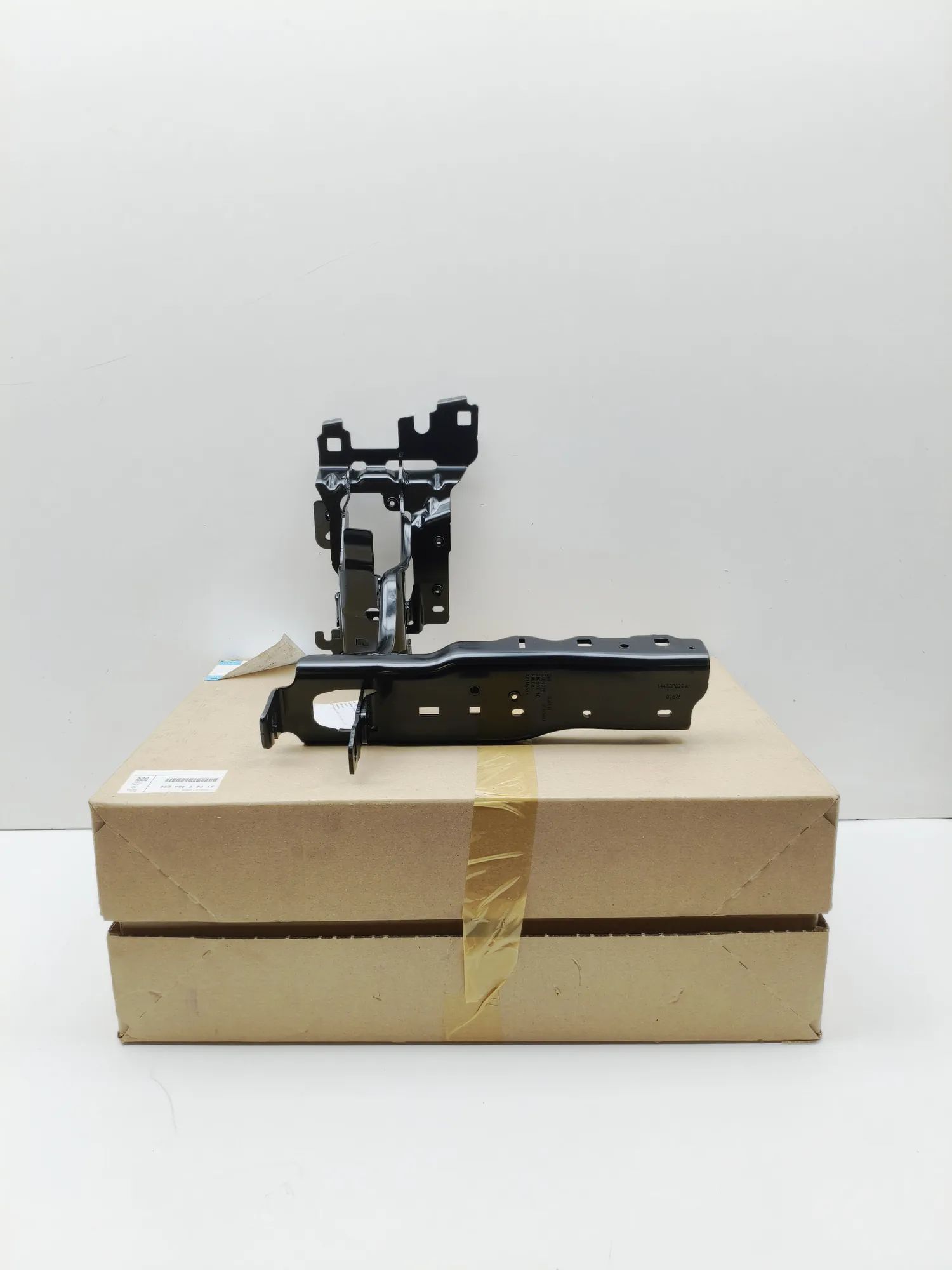 BMW 7 (G11 / G12) Right Headlight Bracket 9464028, 51649464028 Right Headlight Bracket BM...