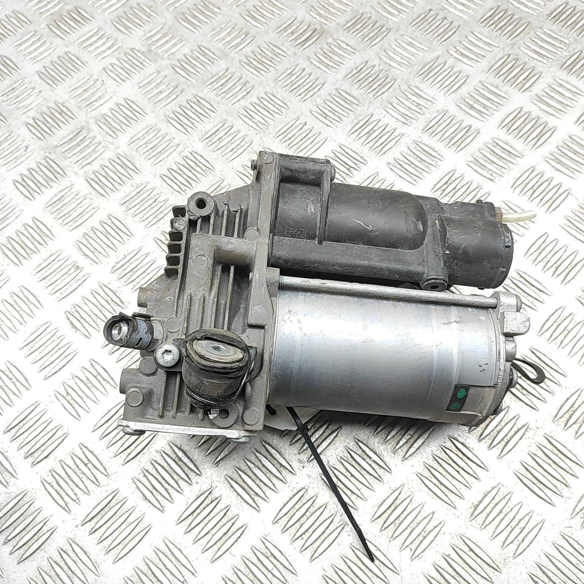Mercedes-Benz GL / GLS (X166) Air Suspension Compressor A1663200104 Air Suspension Compressor MERCEDES-...