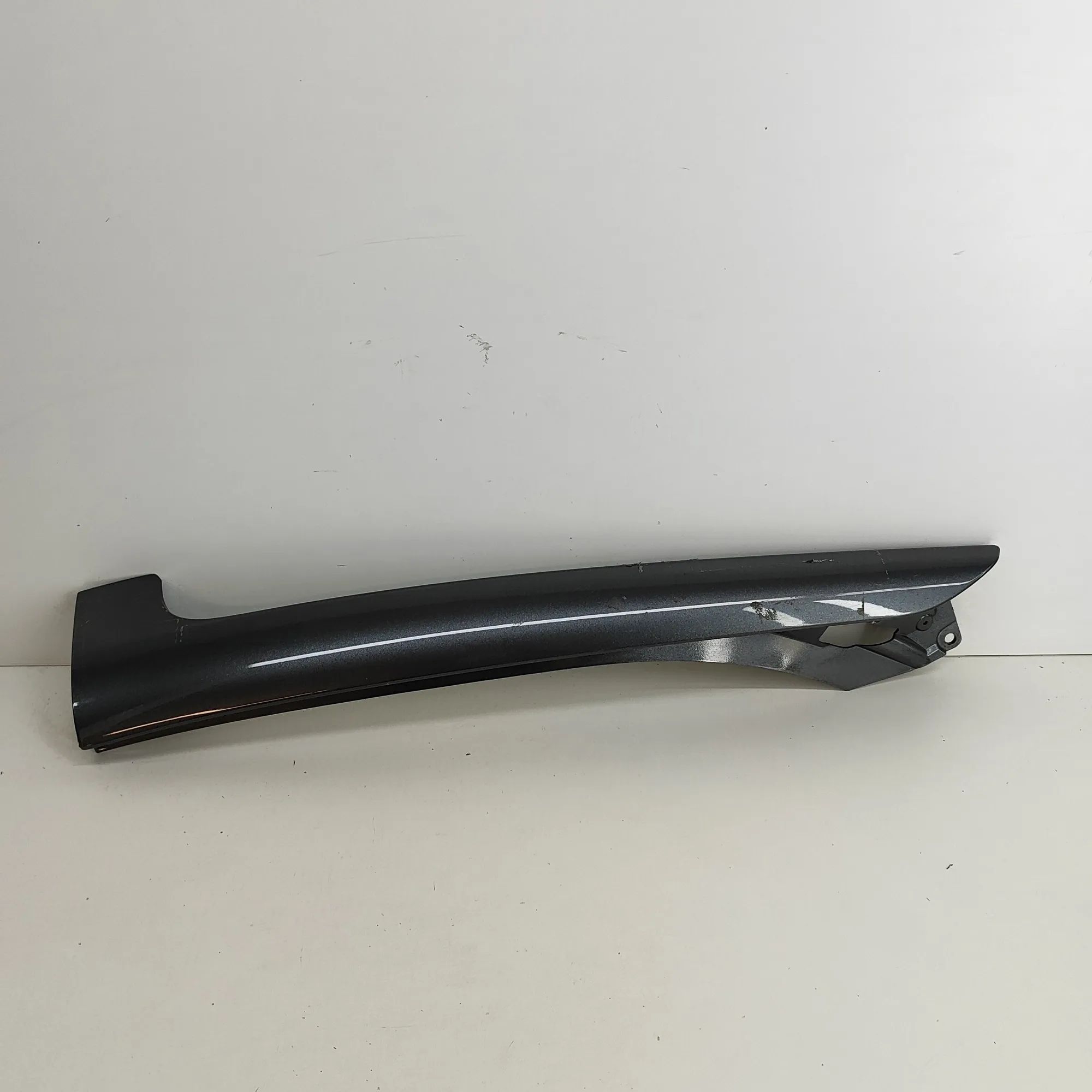 Windshield Right Vertical Trim Brand/Model: ASTON MARTIN DB11
Year: 2022
Engin...
