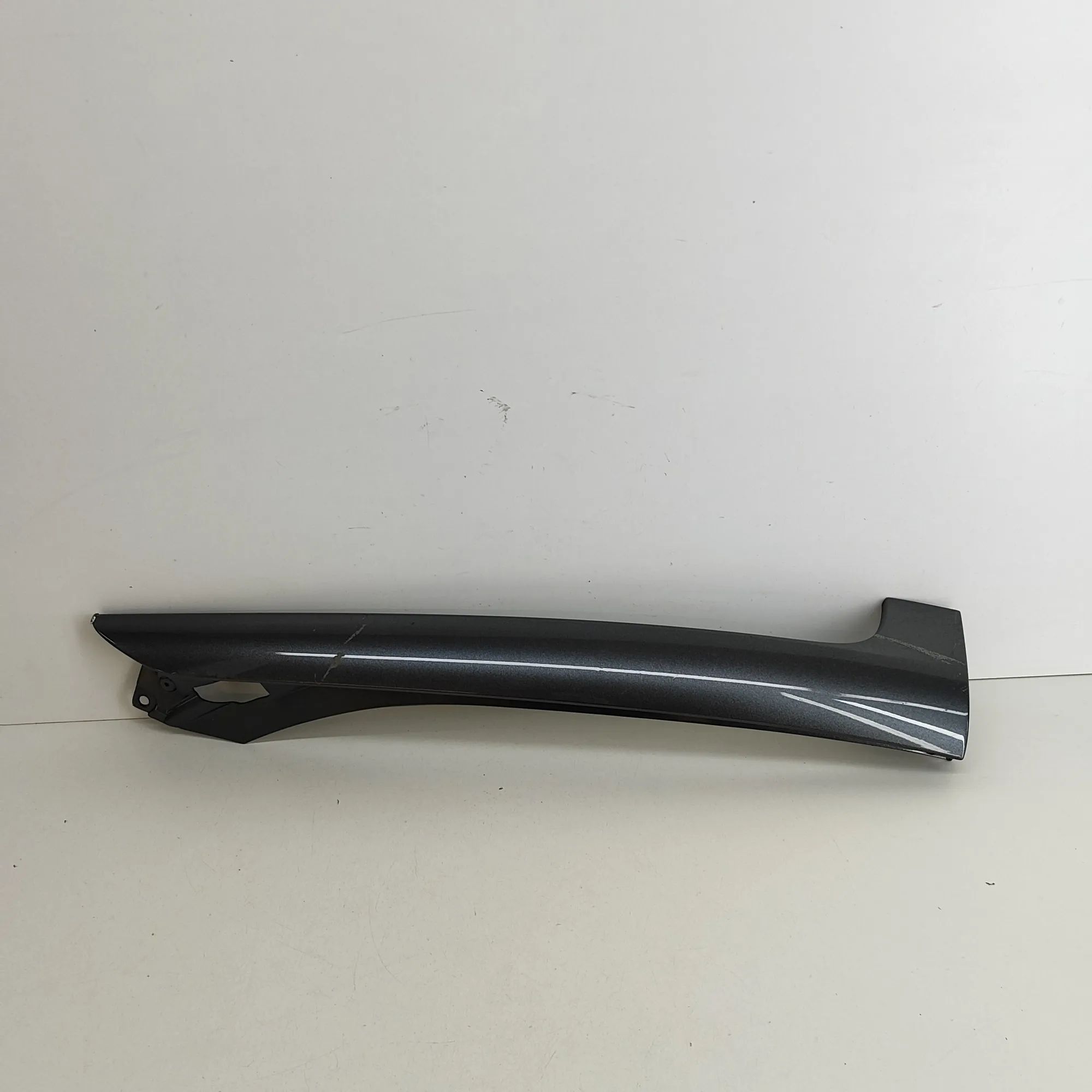 Windshield Left Vertical Trim Brand/Model: ASTON MARTIN DB11
Year: 2022
Engin...