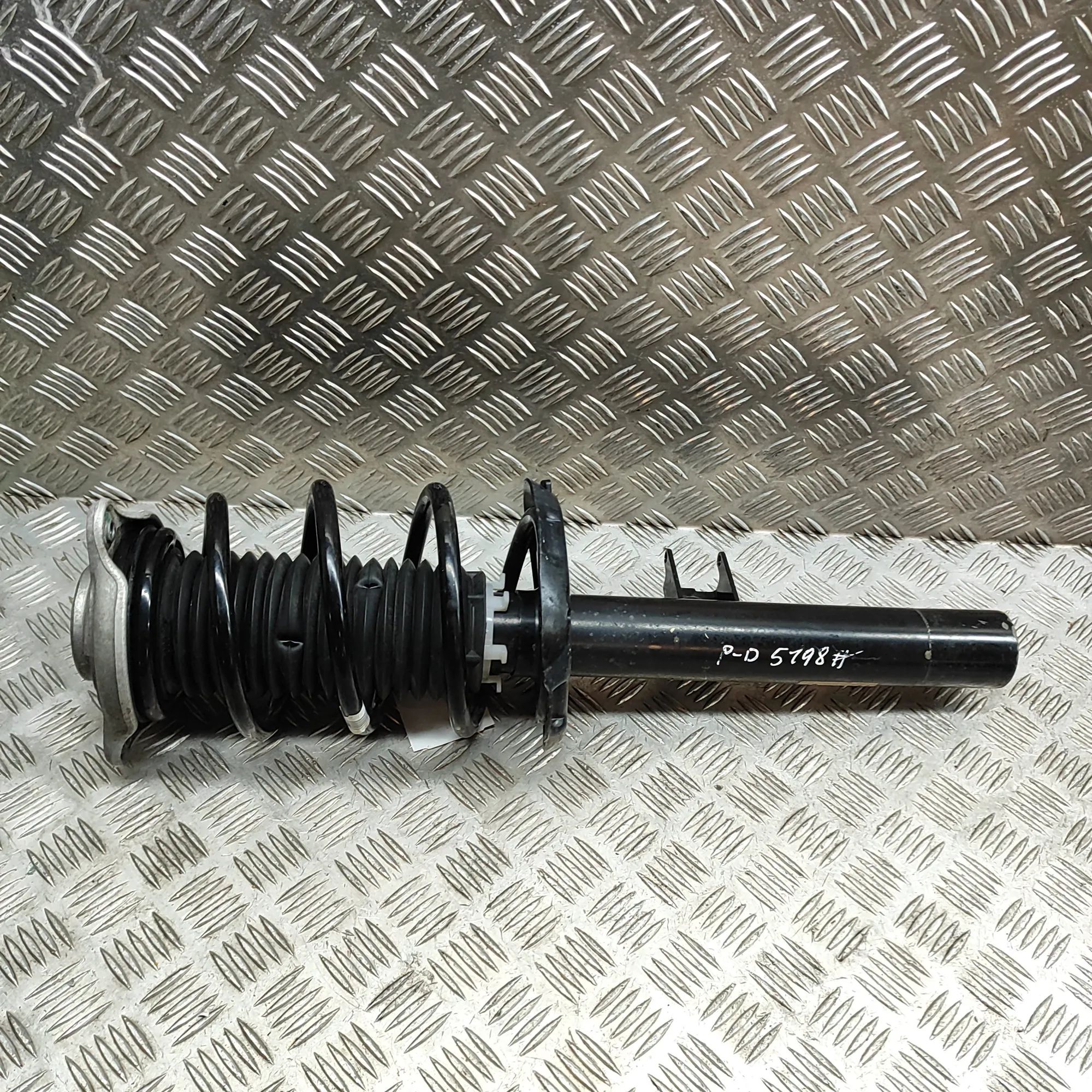 Mercedes-Benz GLA / EQA (H247) Front Right Shock Absorber A2473211400, A2433209000 Front Right Shock Abso...