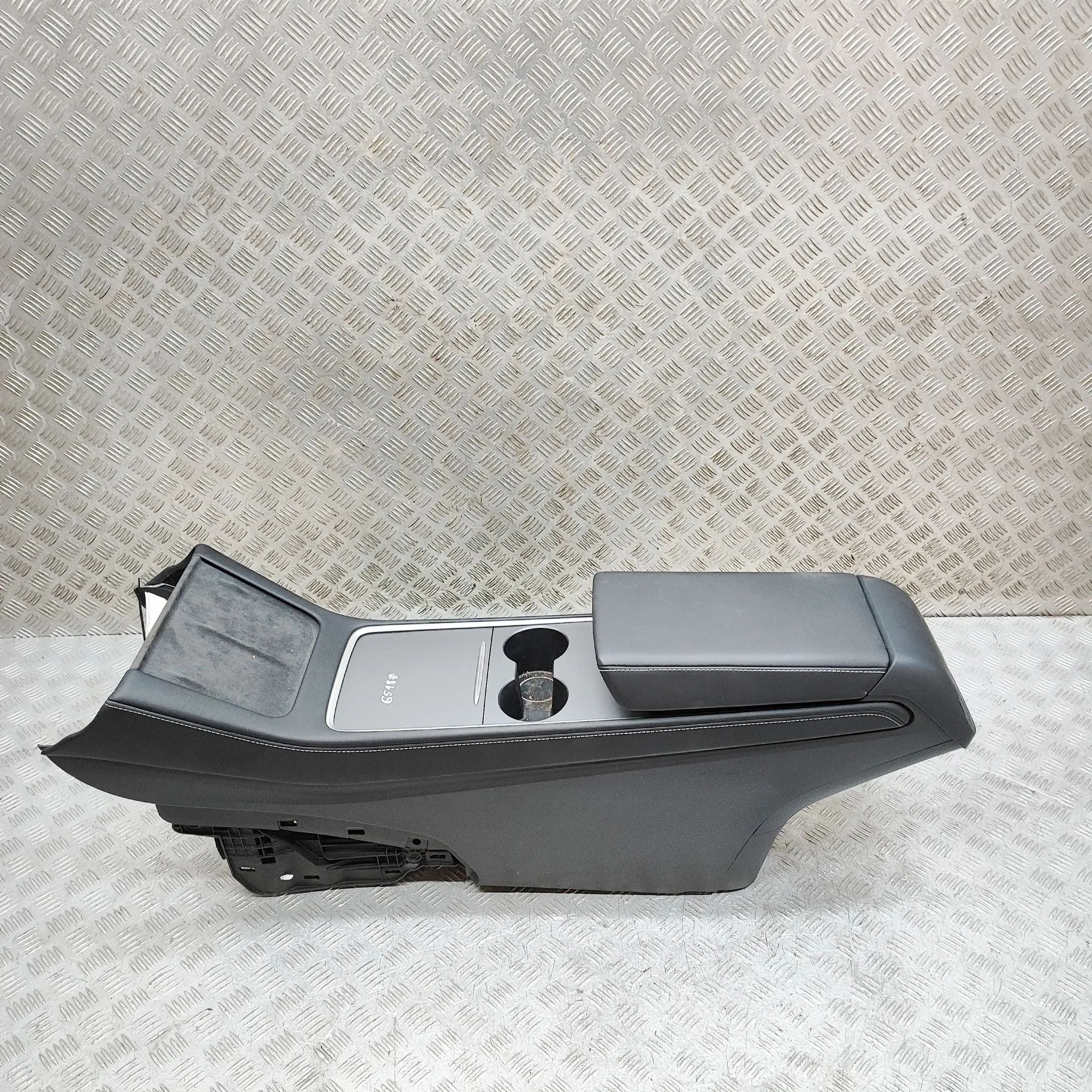 Tesla Model Y center console 1766801-00-A Center Console TESLA MODEL Y (2019...