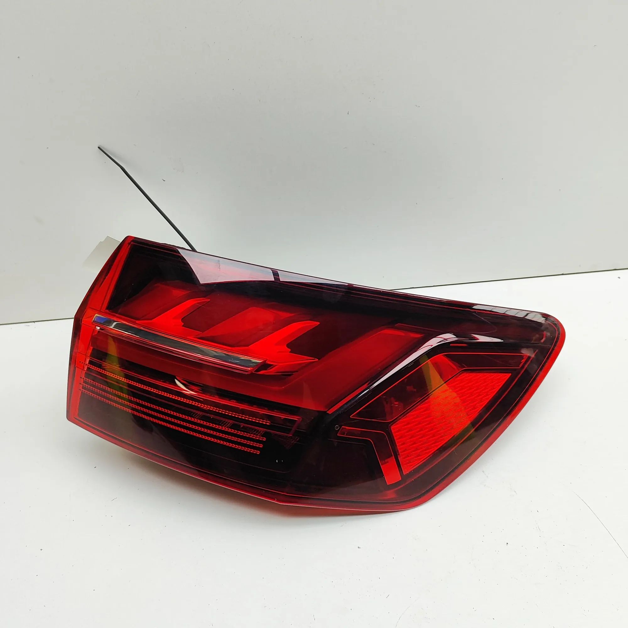 Audi A4 (B9) Rear Right Tail Light 8W9945092AA Rear Right Tail Light AUDI A4 (Avan...