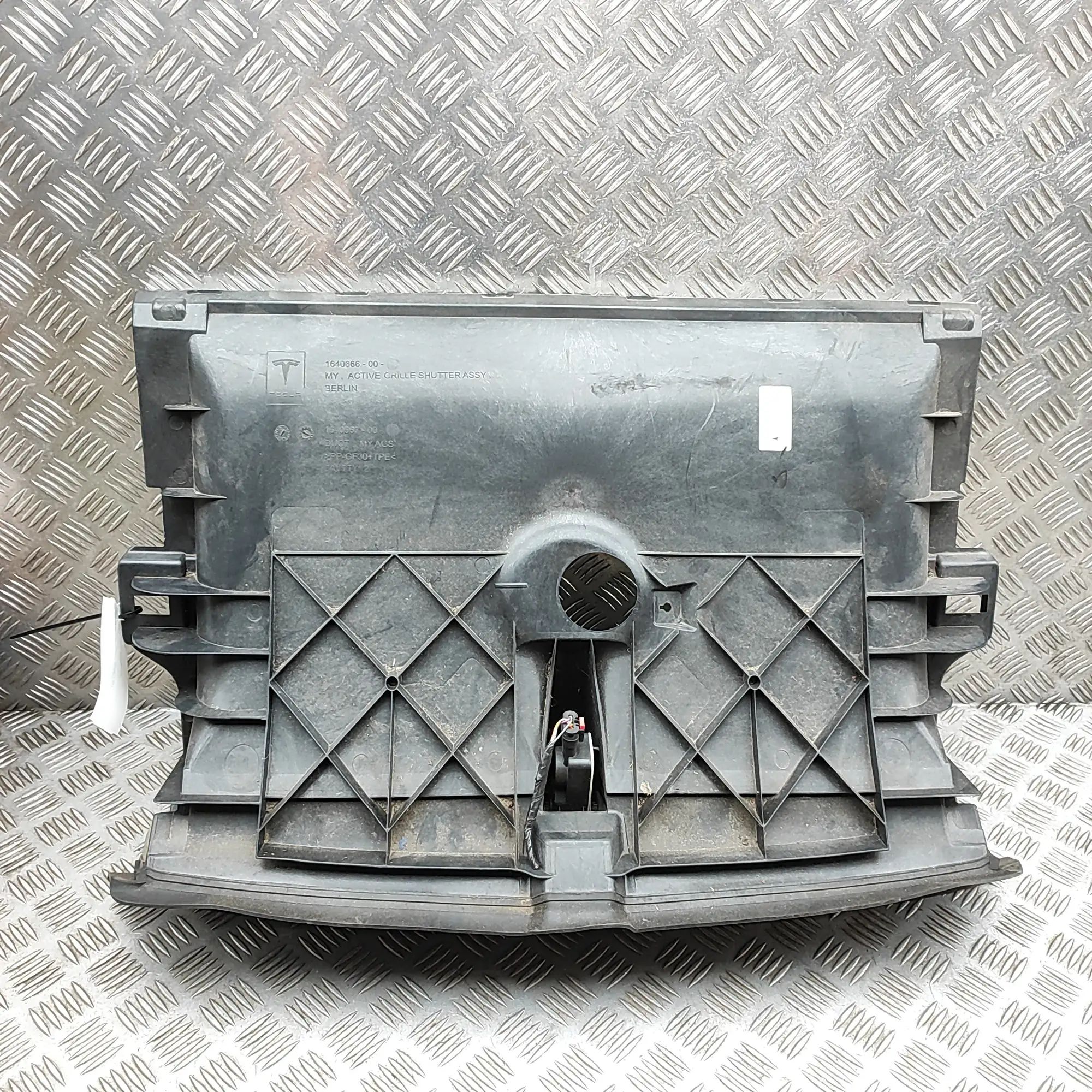 Tesla Model Y Radiator Air Intake Channel 1640667-00, 1640666-00-A Radiator Air Intake Ch...