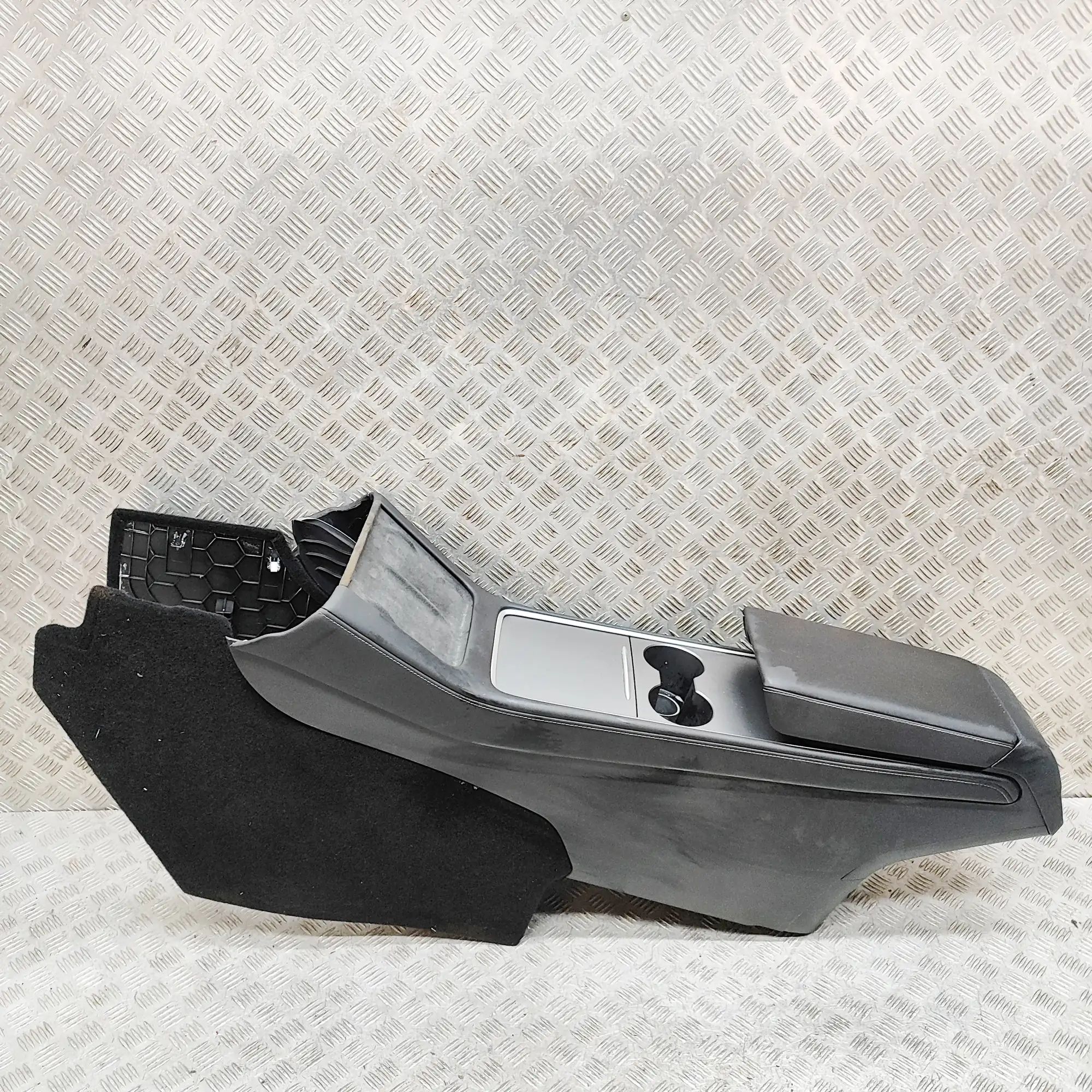 Tesla Model Y center console 1766801-00-A Center Console TESLA MODEL Y (2019...