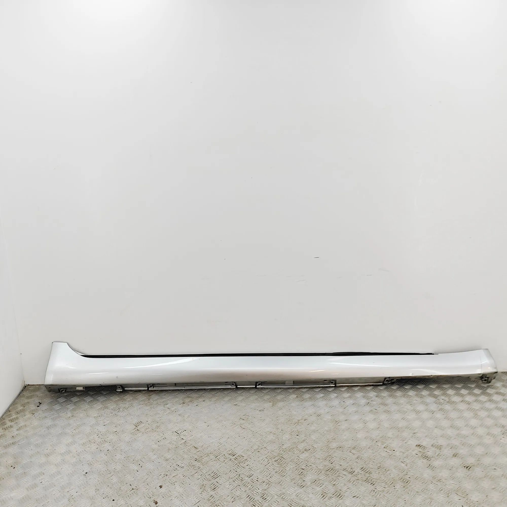 Lexus LS Right Side Plastic Sideskirt Cover