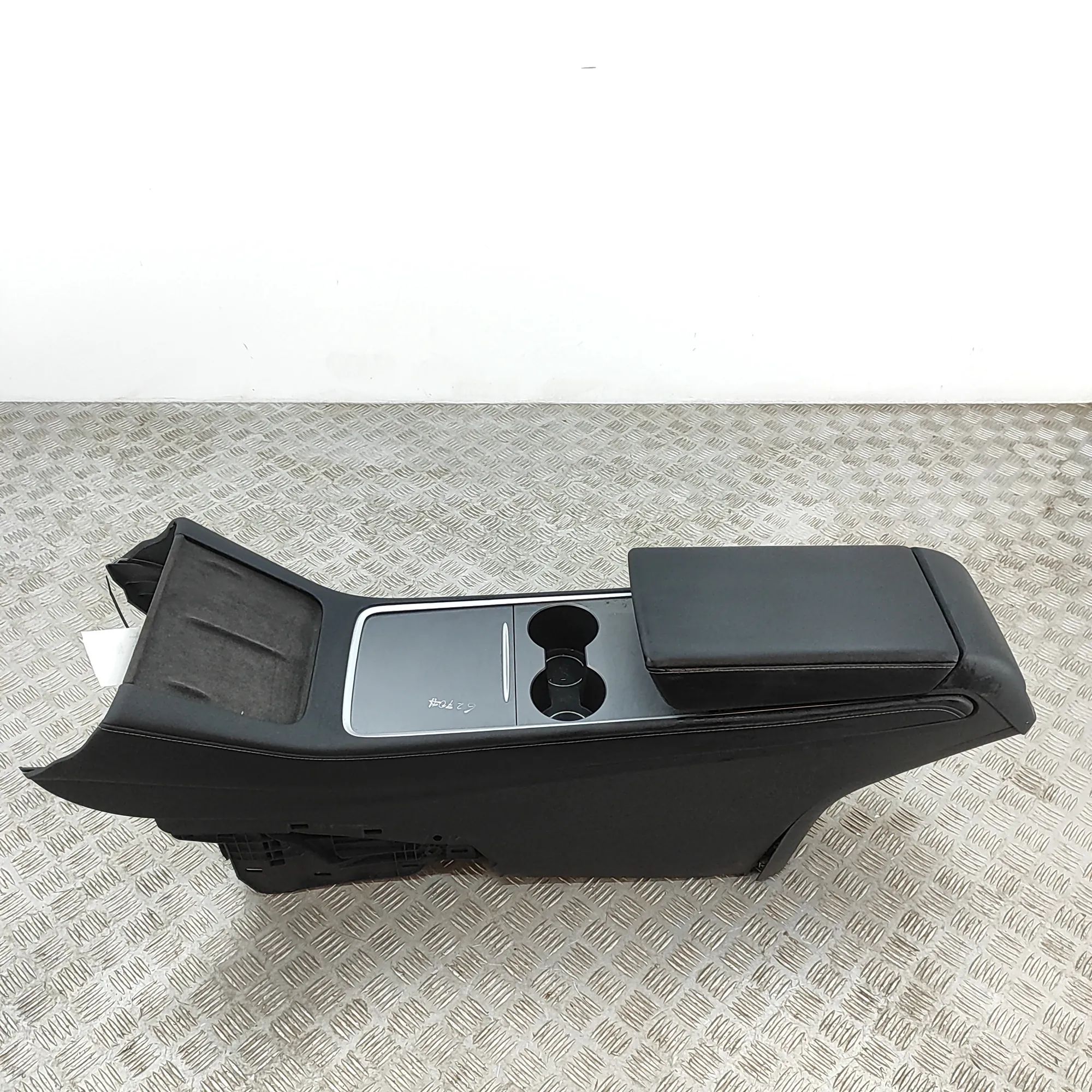 Tesla Model Y center console 1766801-00-A Center Console TESLA MODEL Y (2019...