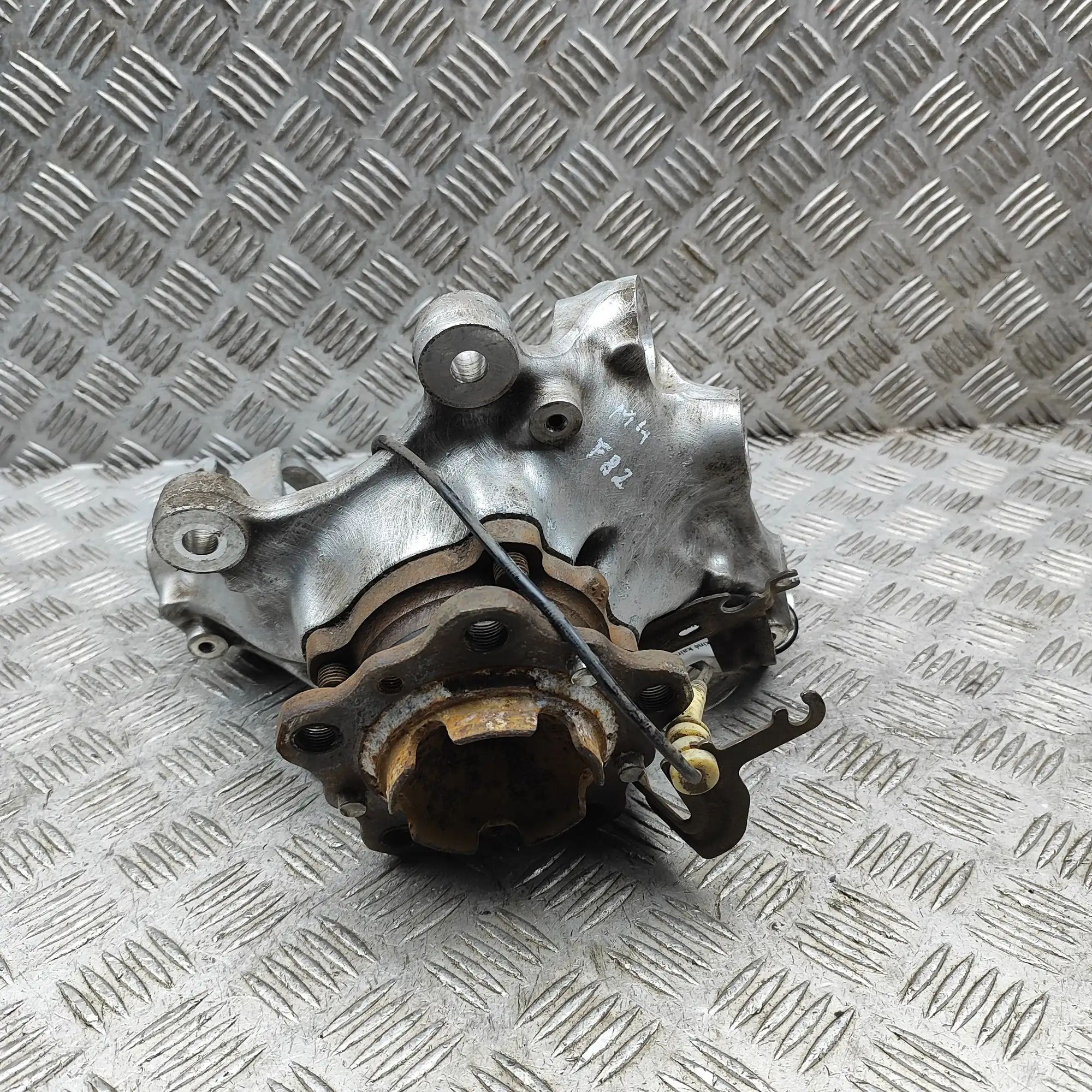 BMW 4 (F32 / F33 / F36) Front Left Wheel Hub 7857506, 2284001 Front Left Wheel Hub BMW 4 SER...