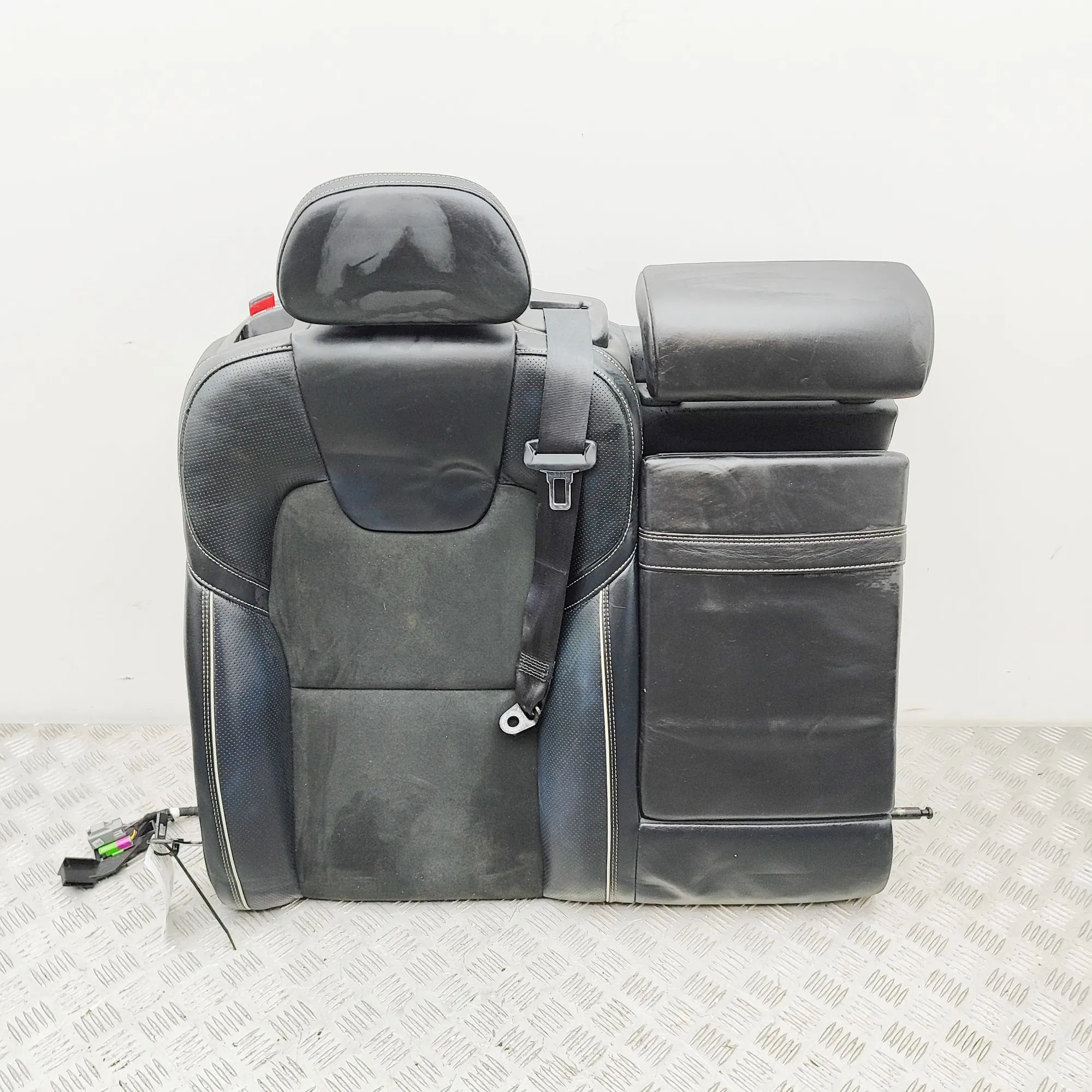 Volvo S90 Takapenkki 31379191 Rear Seat VOLVO V90 (II) (2016-...)

P...