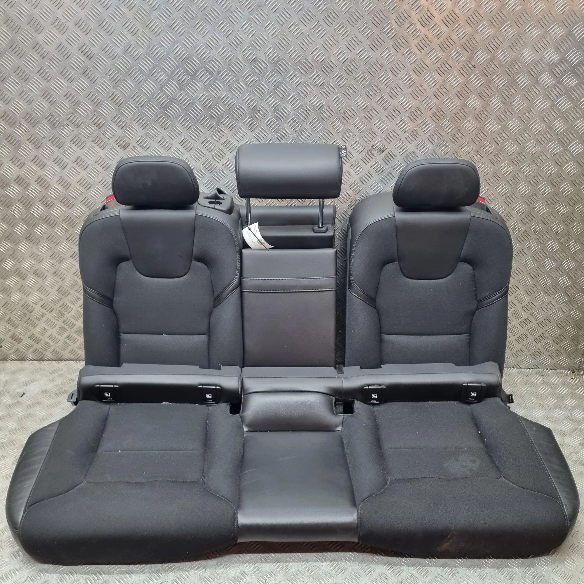 Volvo XC60 Takapenkki 31488210, 31488211, 31685070 Rear Seat VOLVO XC...