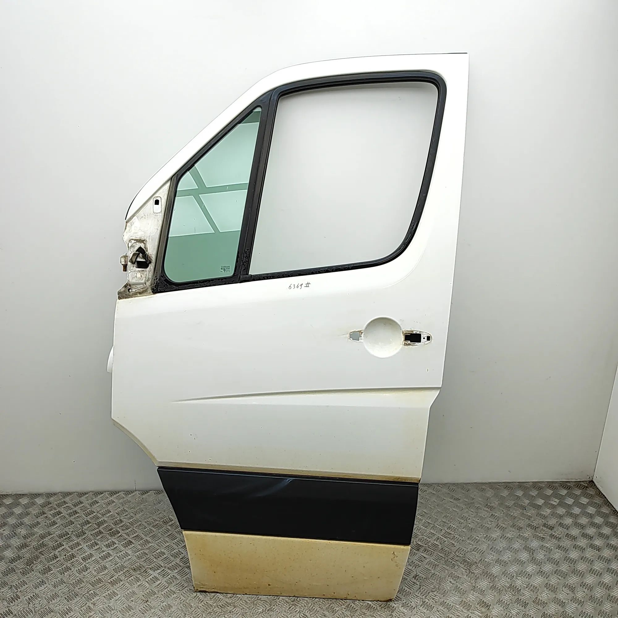Volkswagen Crafter Front Left Door 2E0831051 Front Left Door VW CRAFTER (30-35 Min...