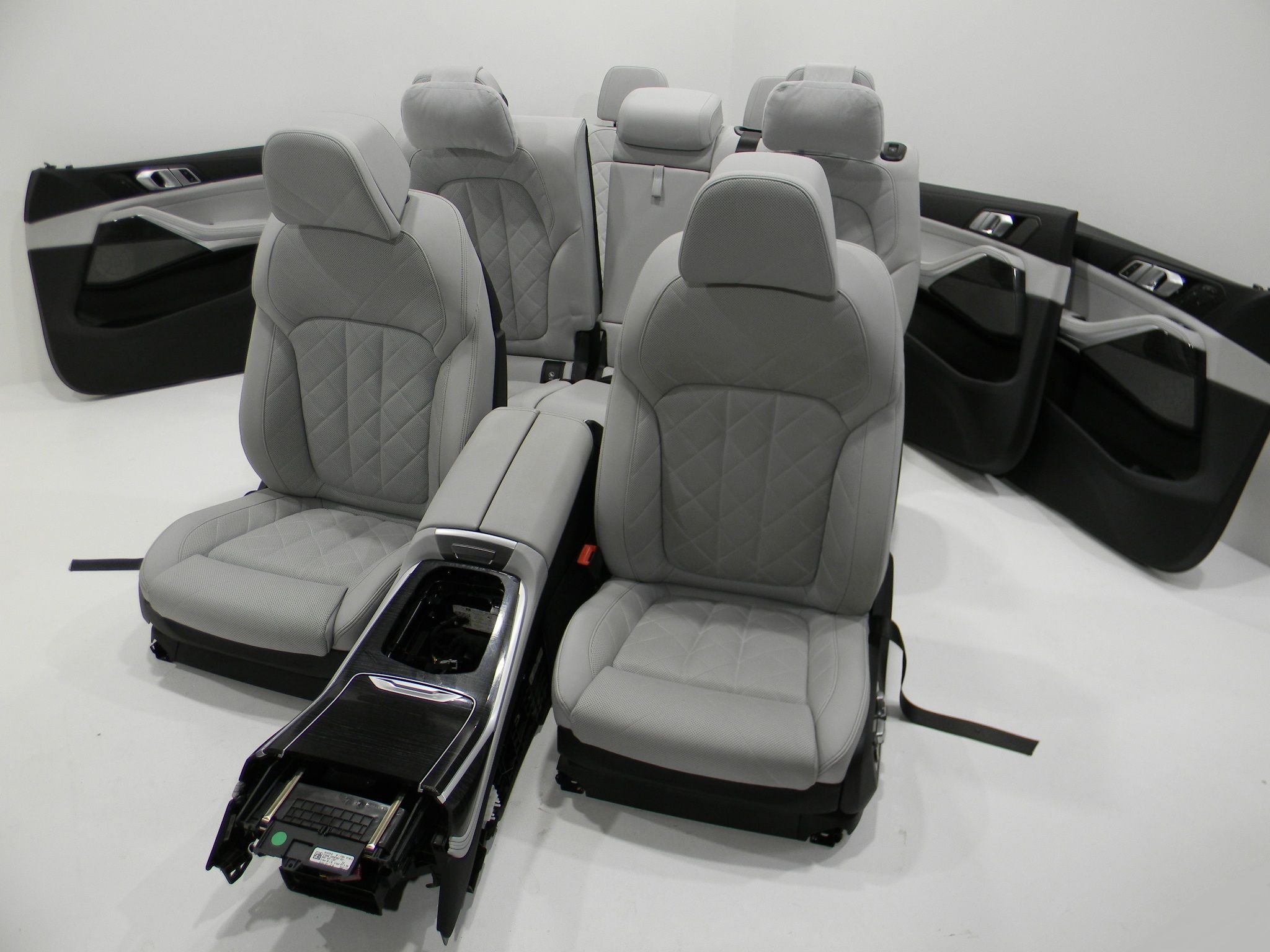 BMW X7 (G07) Seat Set BMW X7 Seat Set OEM 9H47587

Part codes: 9H4758...