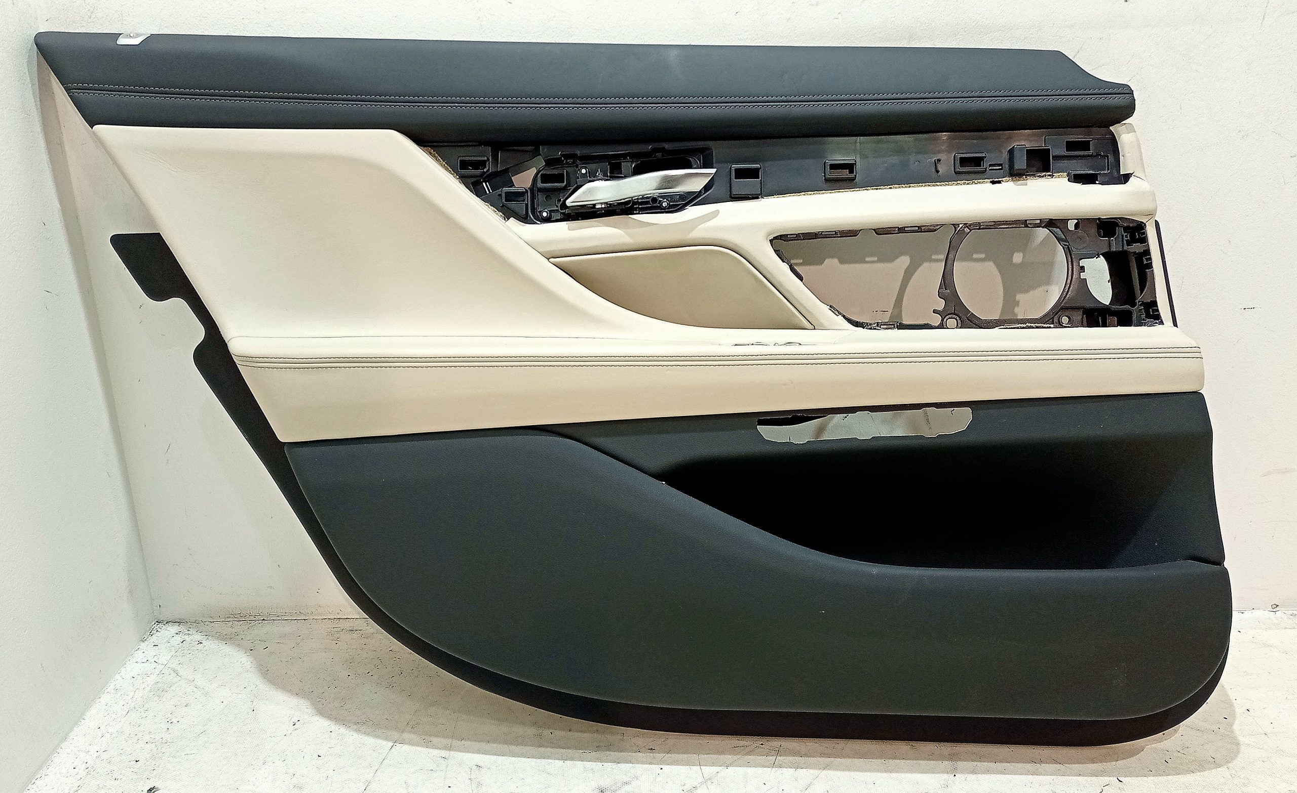 BMW 7 (G11 / G12) Rear door card panel trim BMW 7 SERIES Rear door card panel trim OEM 5142...
