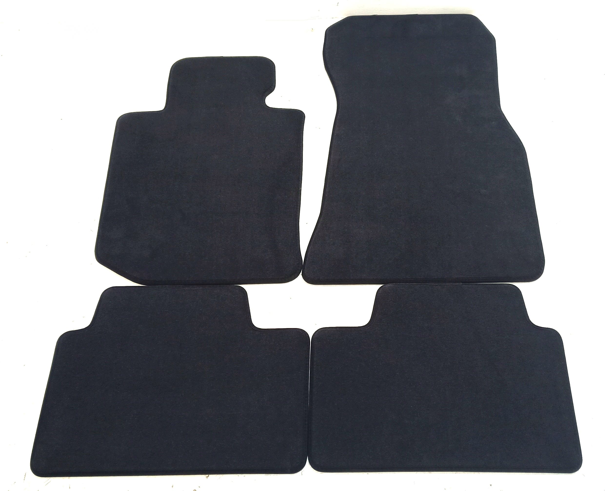 BMW 4 (G22 / G23 / G26)  Front floor mat BMW 4 SERIES Front floor mat OEM 51475A2DEF9

P...